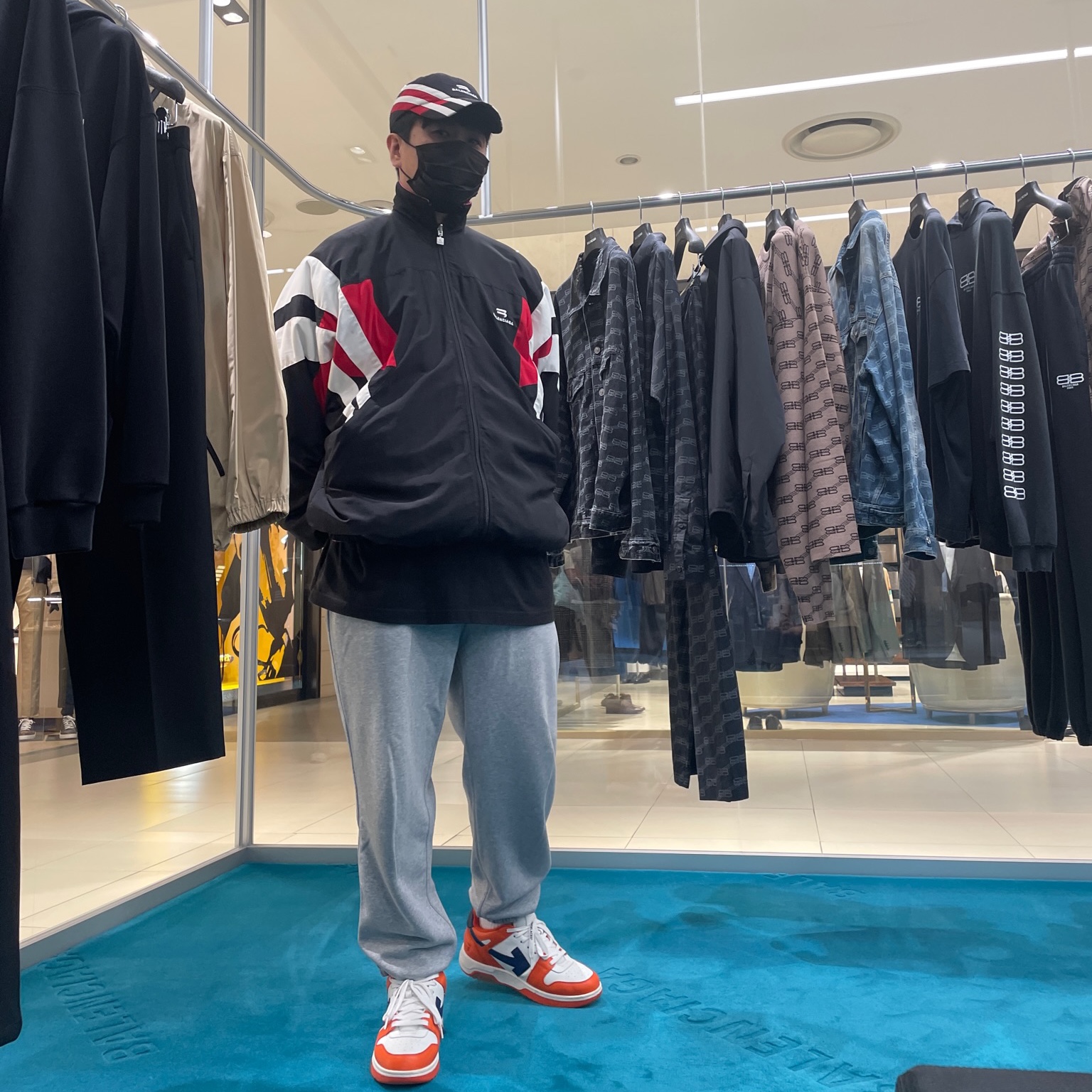 Off-White Out of Office OOO Sneakers White Orange Blue 착용 스타일 - 3