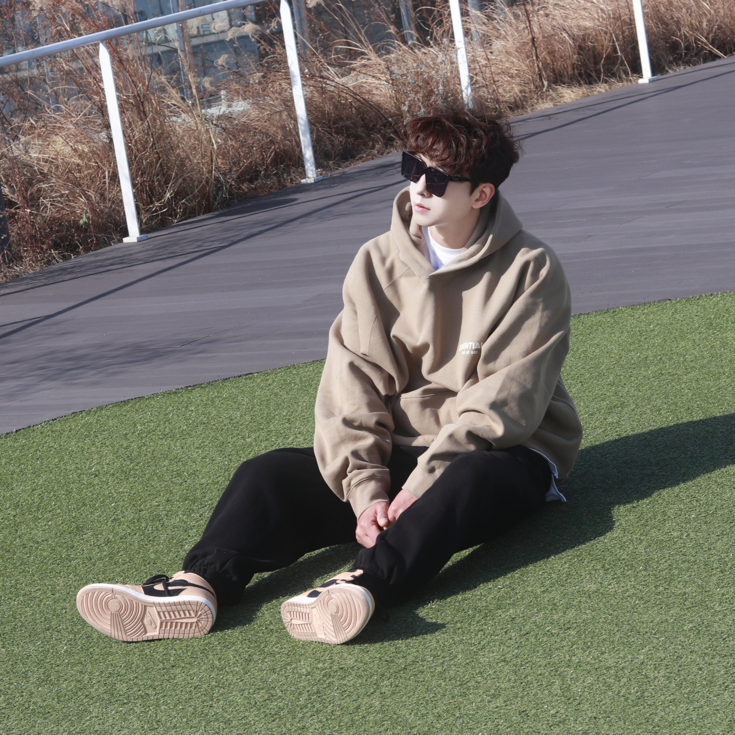 Essentials Hoodie Oak - 22SS, Jordan 1 Retro High OG Vachetta Tan 착용 스타일 - 3