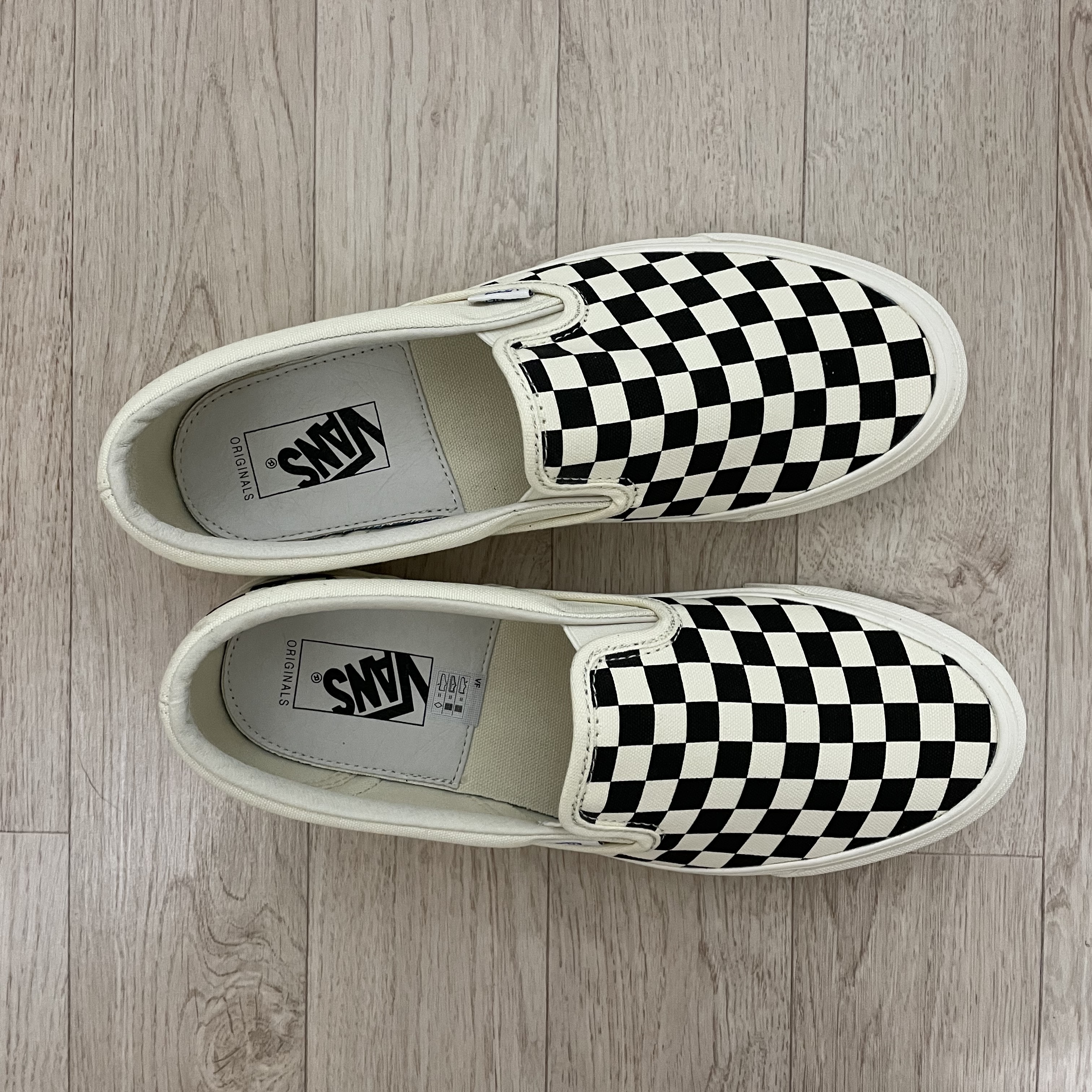 Vans Vault OG Classic Slip-On LX Checkerboard, Nike x Comme des Garcons Air Max 97 Glacier Grey 착용 스타일 - 1