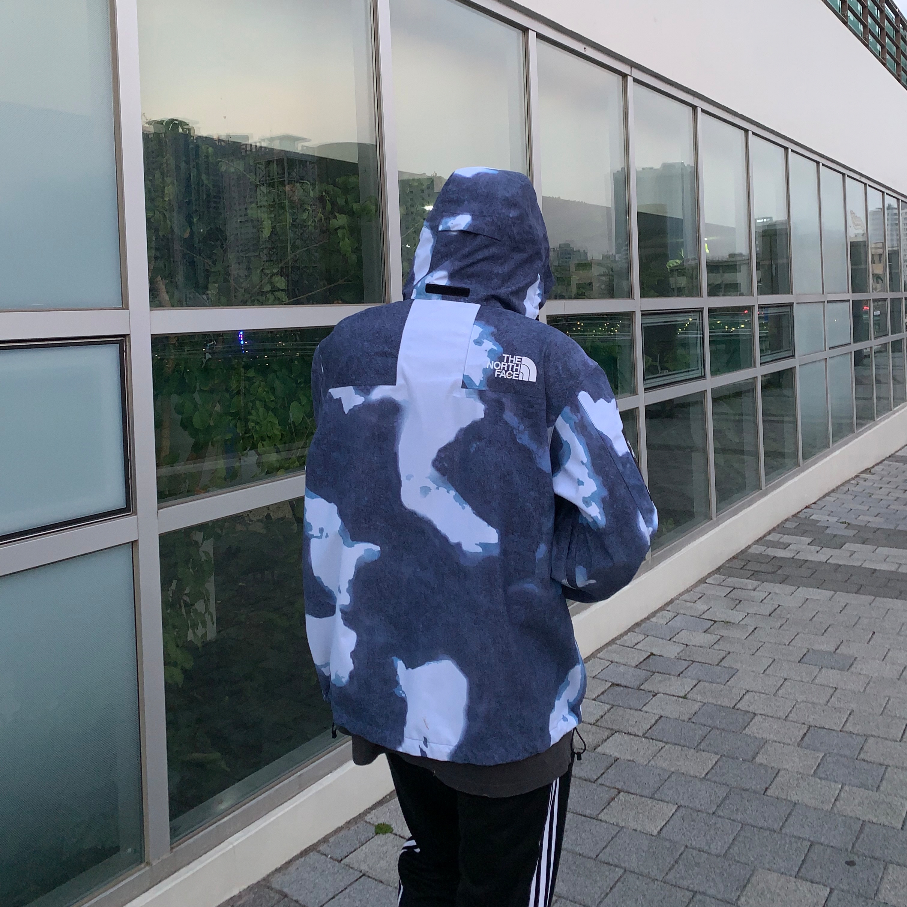 Supreme x The North Face Bleached Denim Print Mountain Jacket Indigo - 21FW 착용 스타일 - 2
