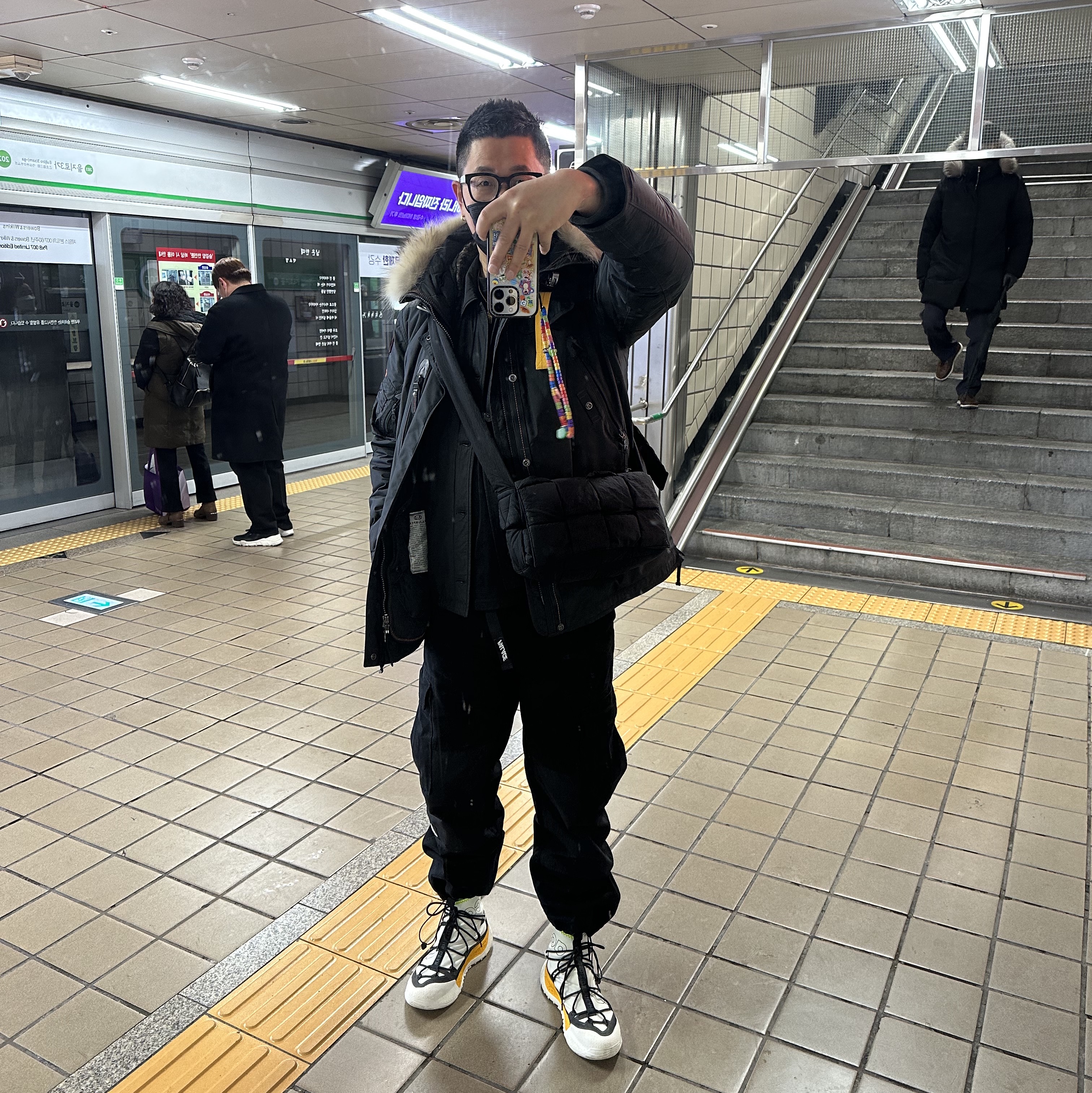 Nike ACG Terra Antarktik Gore-Tex Summit White, Stone Island 11525 O-Cotton/R-Nylon Tela Primaloft Overshirt Black - 21FW 착용 스타일