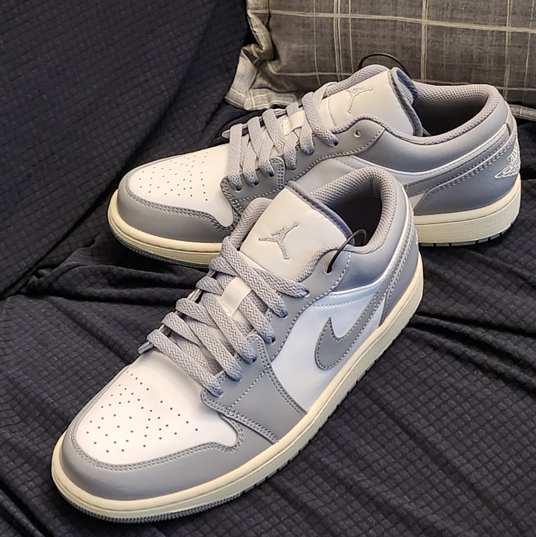Jordan 1 Low Stealth and White 착용 스타일 - 2