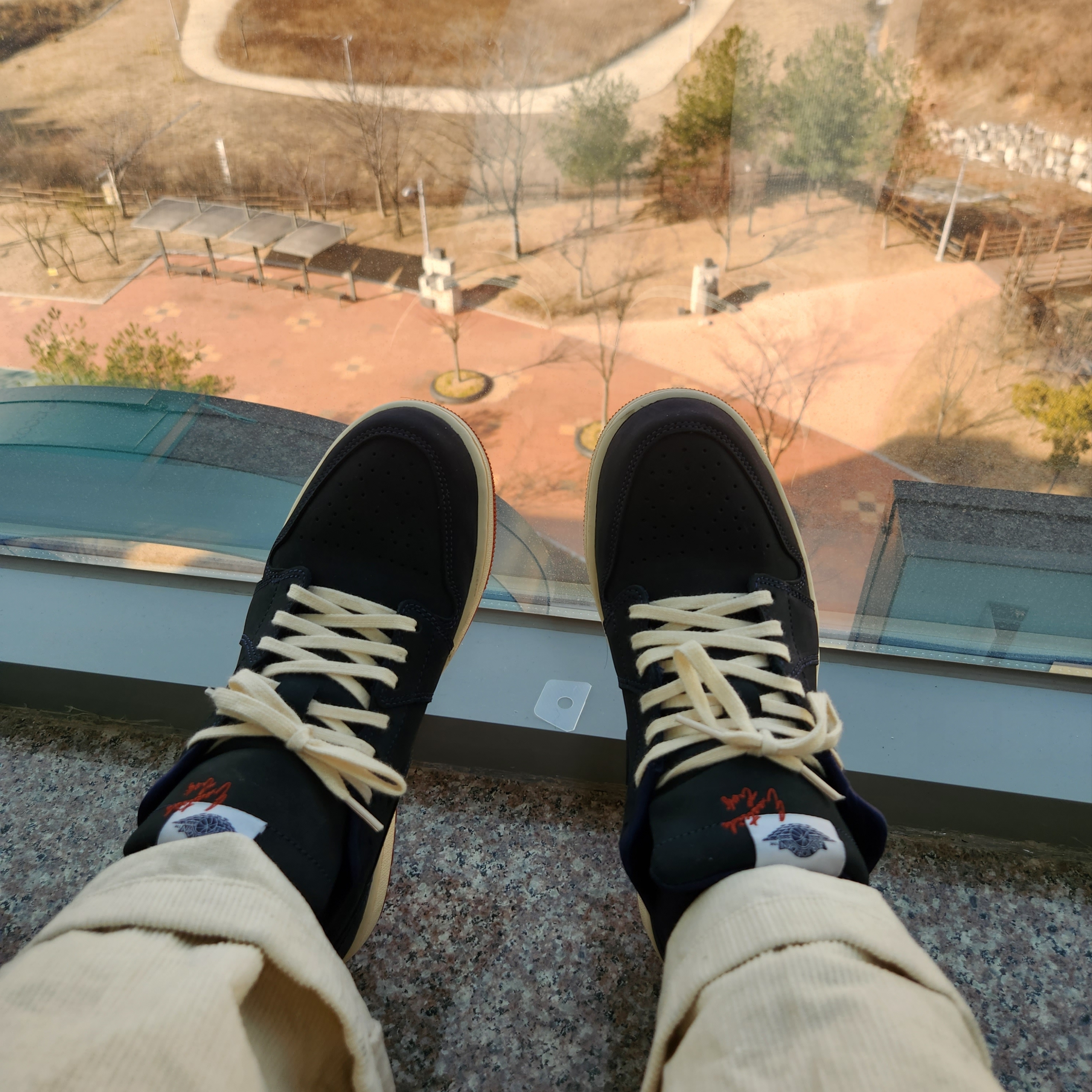 Jordan 1 x Eastside Golf Low Midnight Navy 착용 스타일