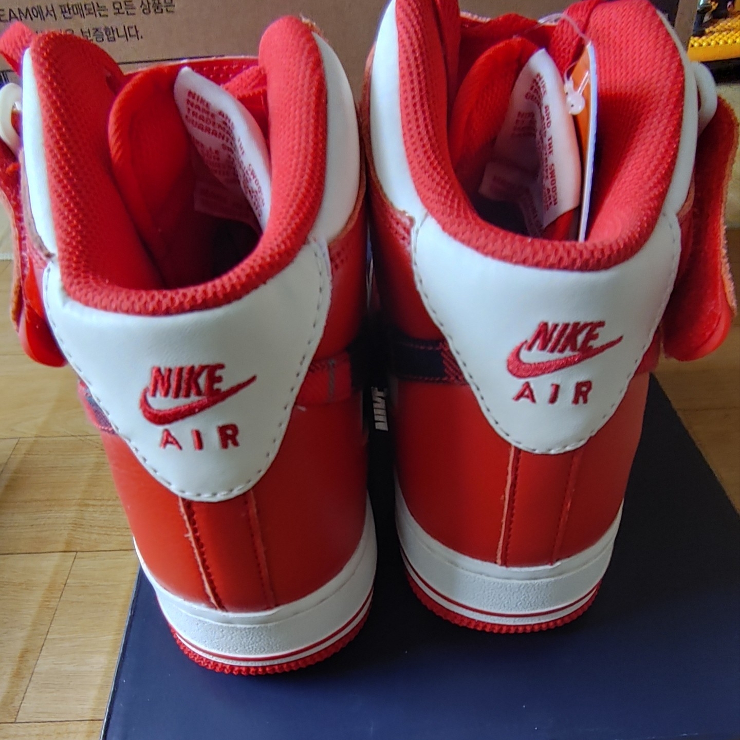 Nike Air Force 1 Mid '07 LX University Red and Pale Ivory 착용 스타일 - 2