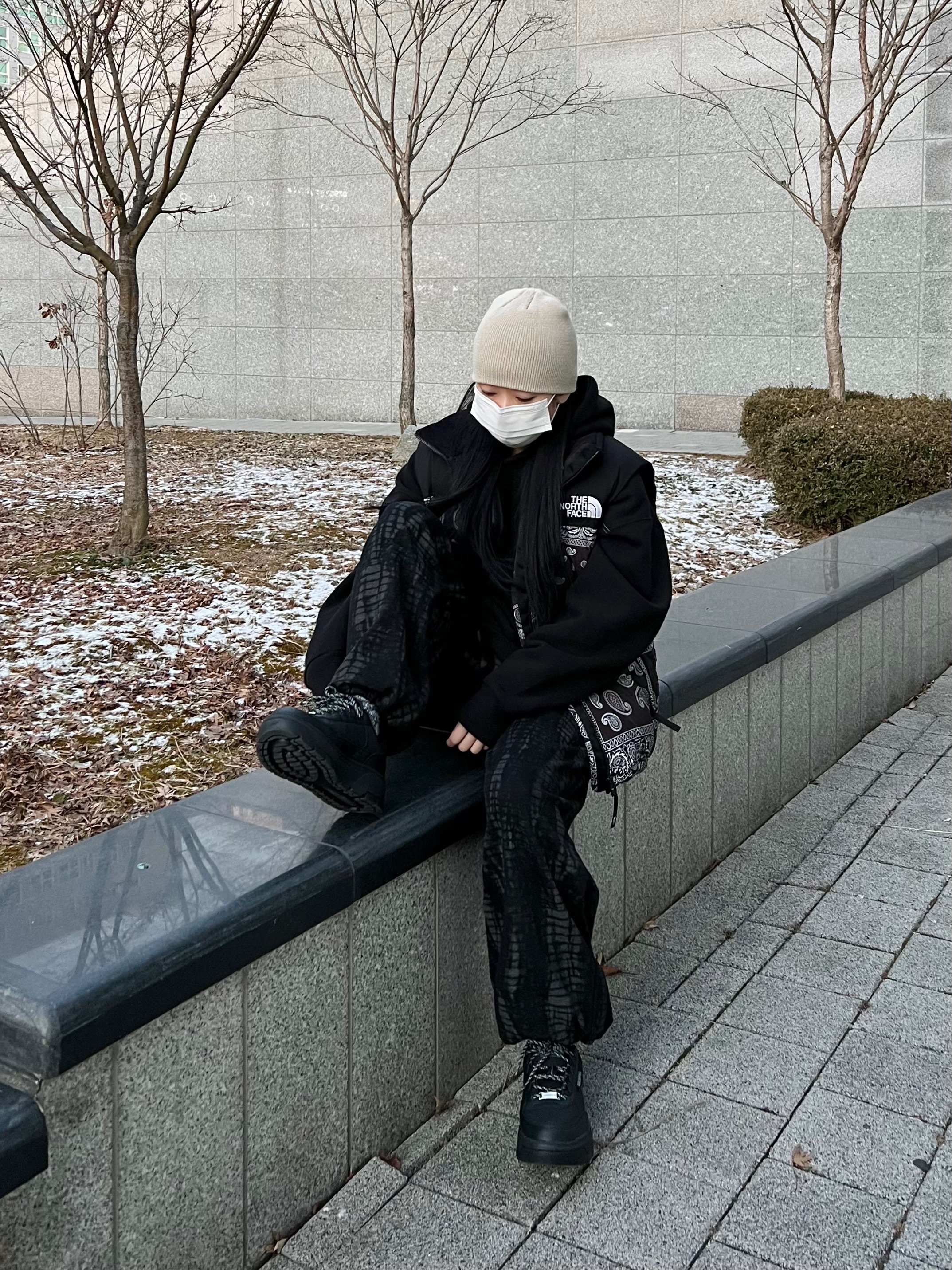 The North Face Nuptse Down Vest Black 착용 스타일 - 4