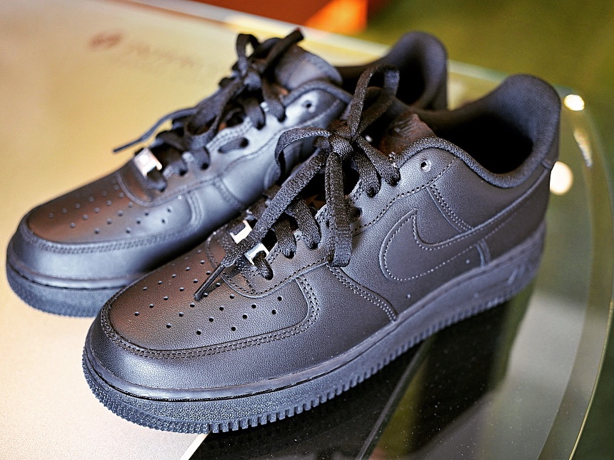 Nike Air Force 1 '07 Low Triple Black 착용 스타일