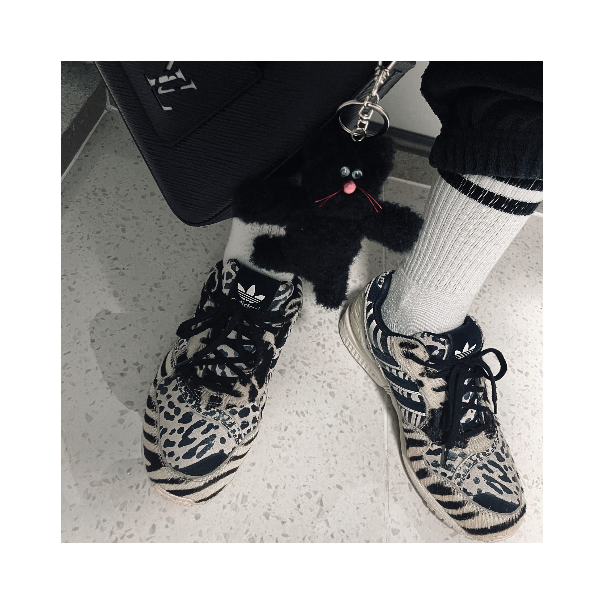 Monamhee Beulpingi Keyring with White Pants Black, Monamhee Beulpingi Keyring Black 착용 스타일 - 2