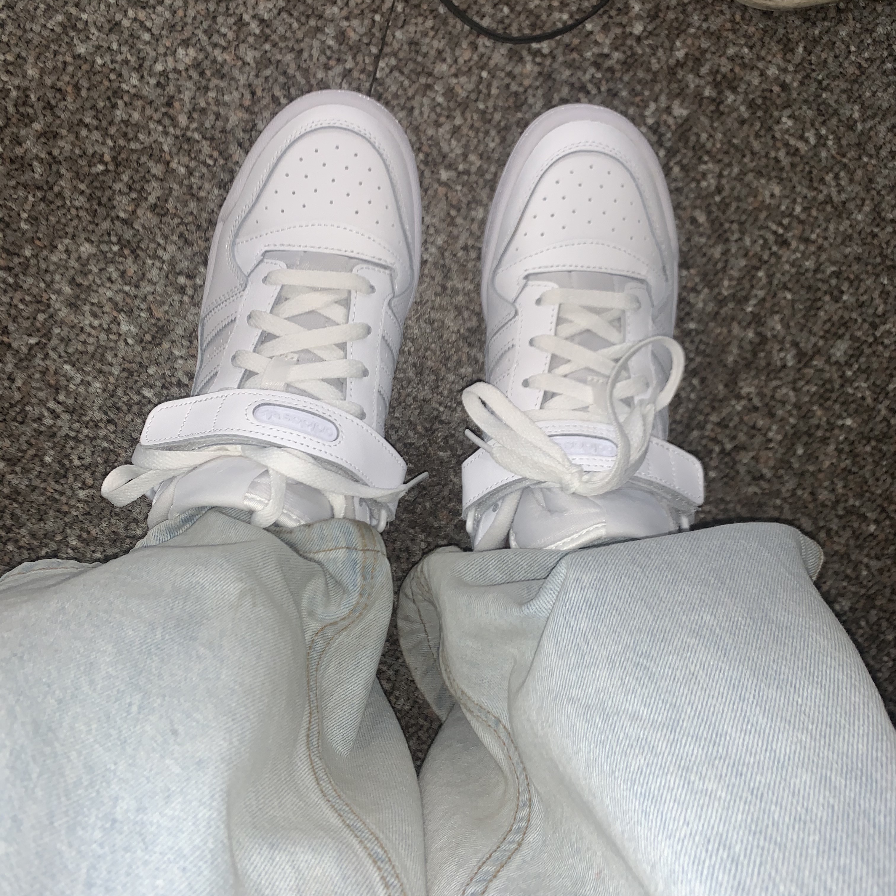 Adidas Forum Low Triple White 착용 스타일 - 1