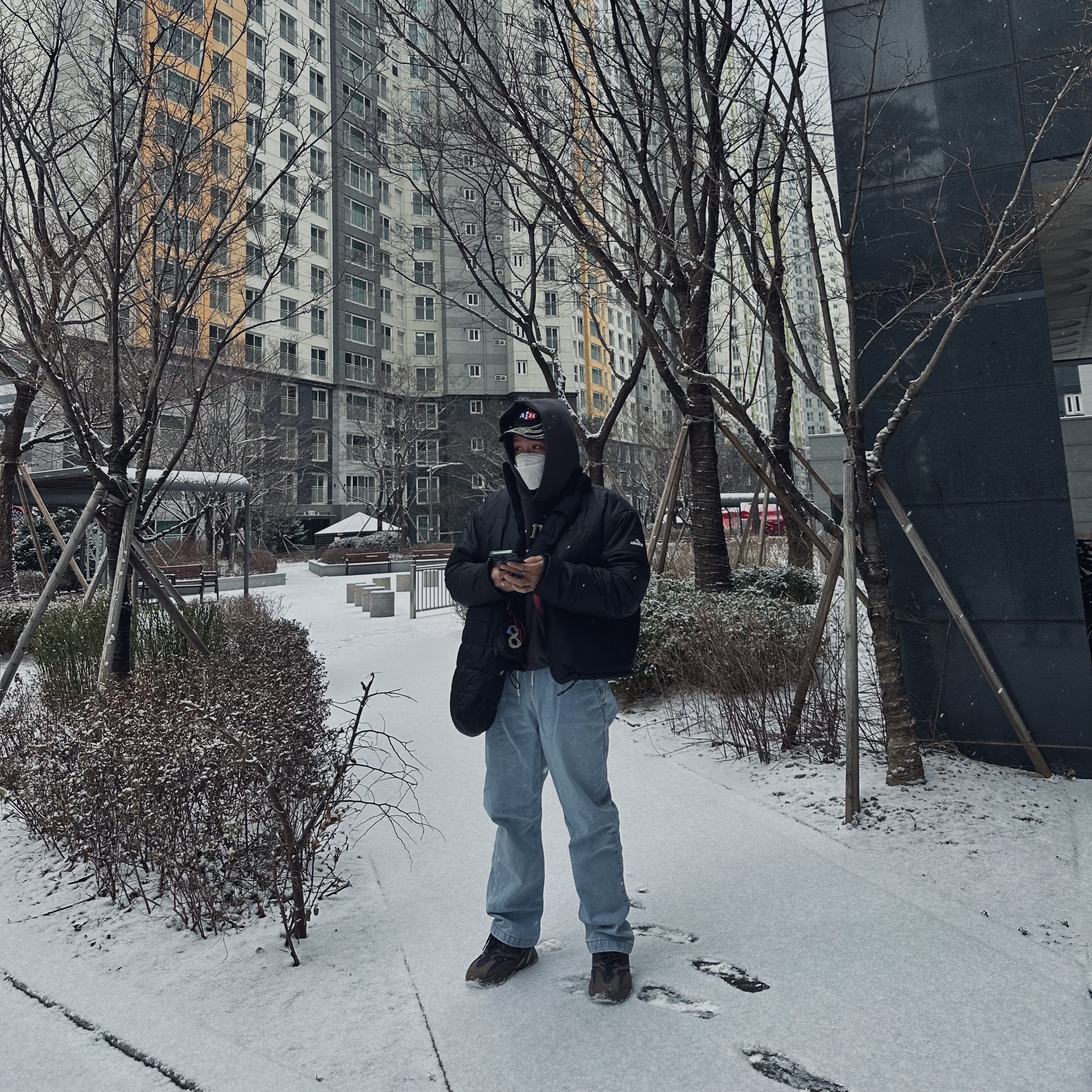 COS Quilted Oversized Shoulder Bag Black, Adidas Yeezy Boost 700 Mauve 착용 스타일