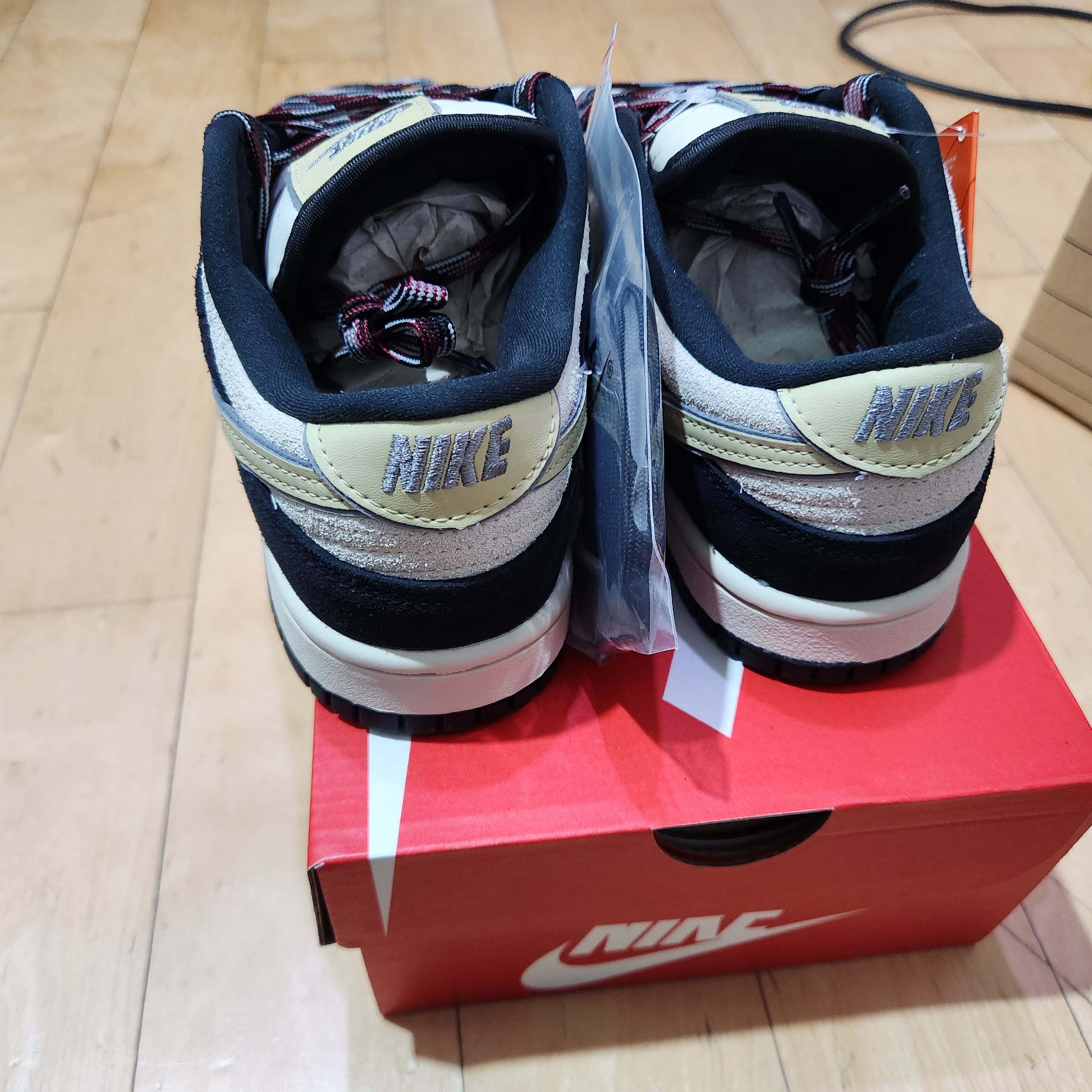 (W) Nike Dunk Low LX Black Suede 착용 스타일 - 4