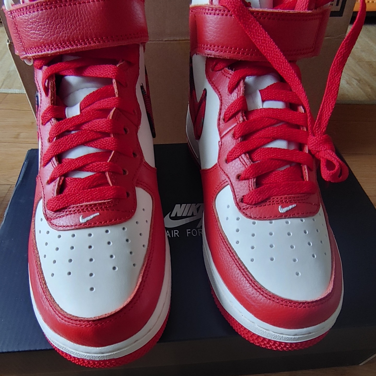 Nike Air Force 1 Mid '07 LX University Red and Pale Ivory 착용 스타일 - 1