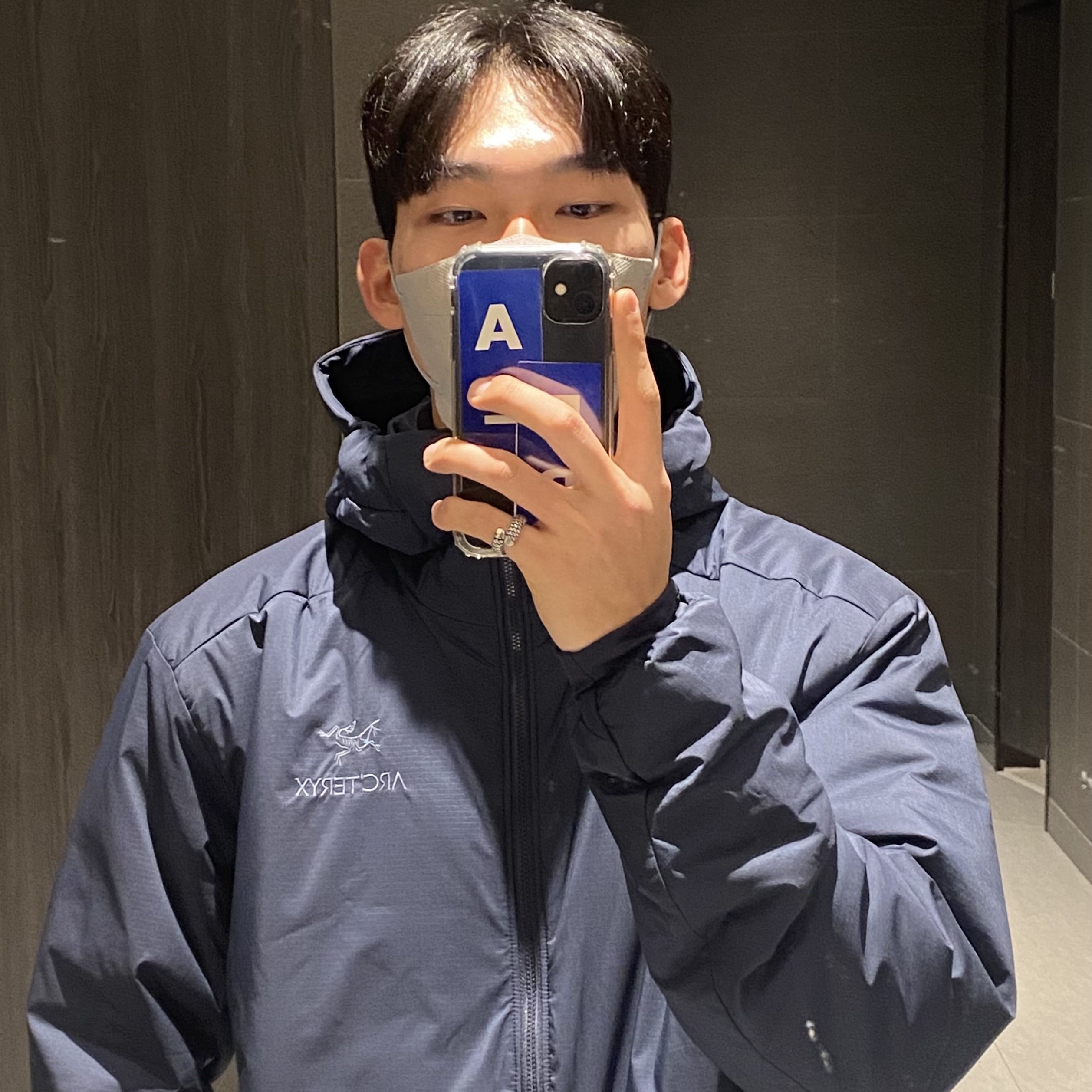 Arc'teryx Atom AR Hoody Black Sapphire 착용 스타일