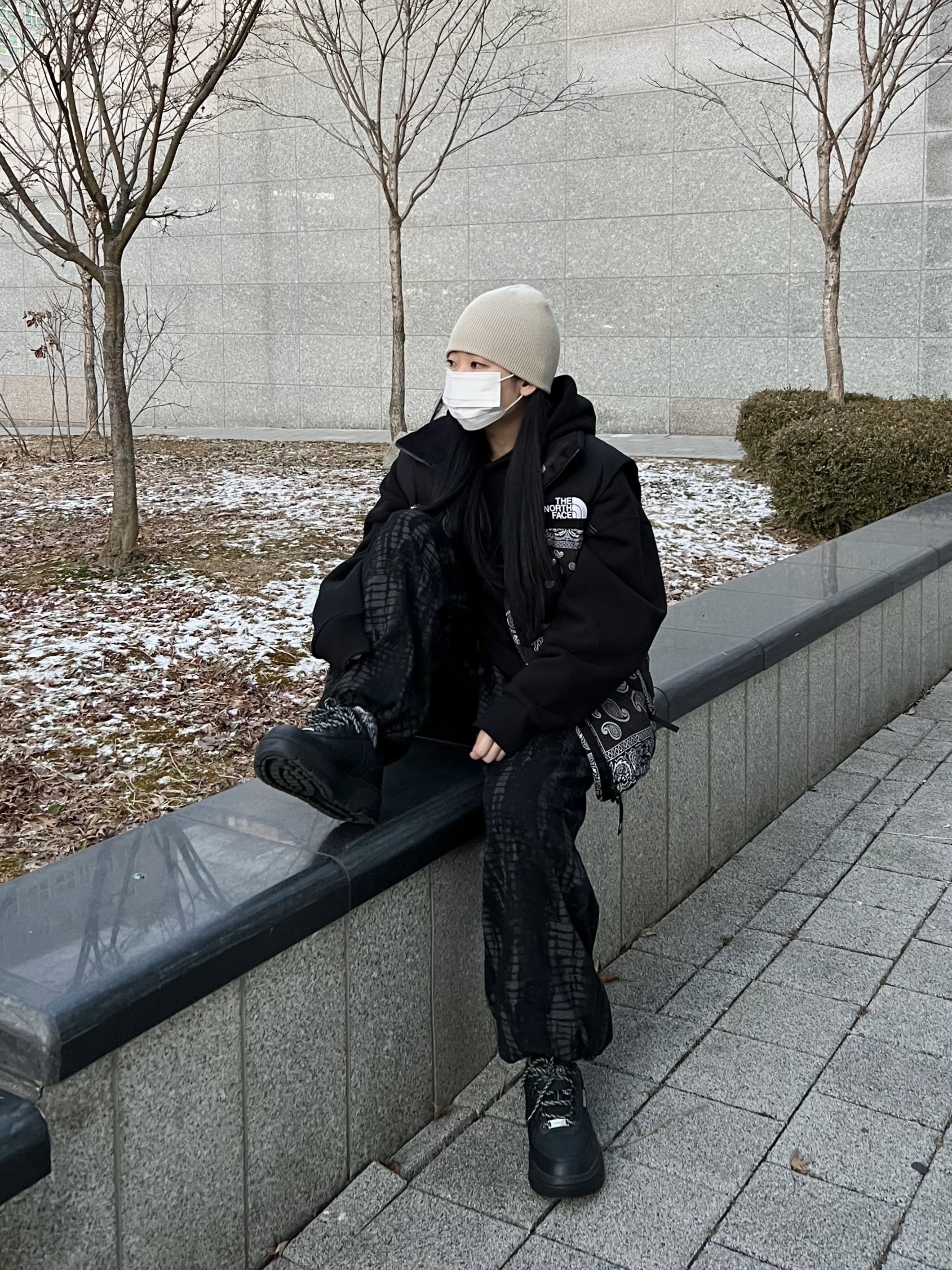 The North Face Nuptse Down Vest Black 착용 스타일 - 3