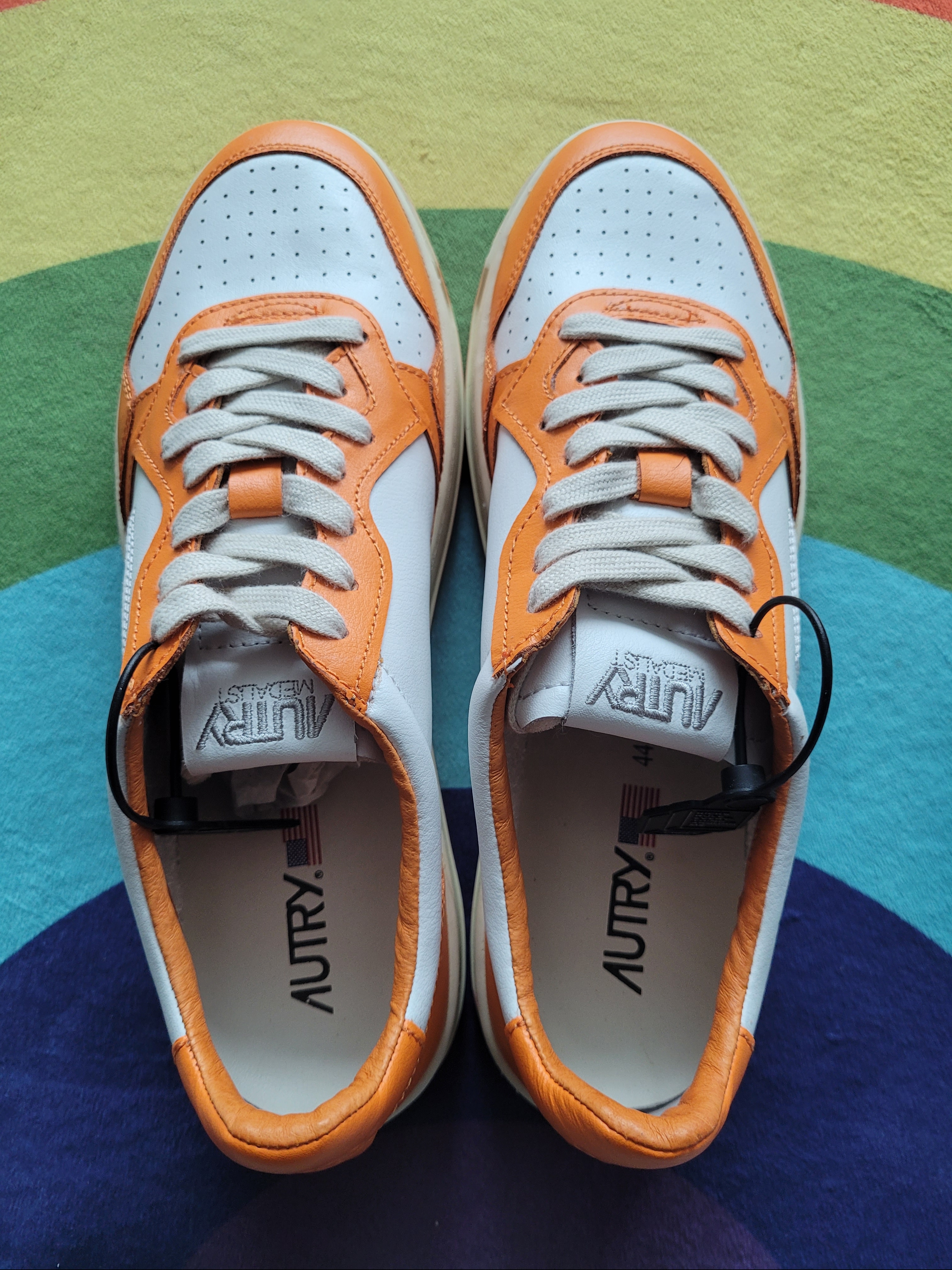Autry Medalist Low Leather Sneakers Orange White 착용 스타일 - 1