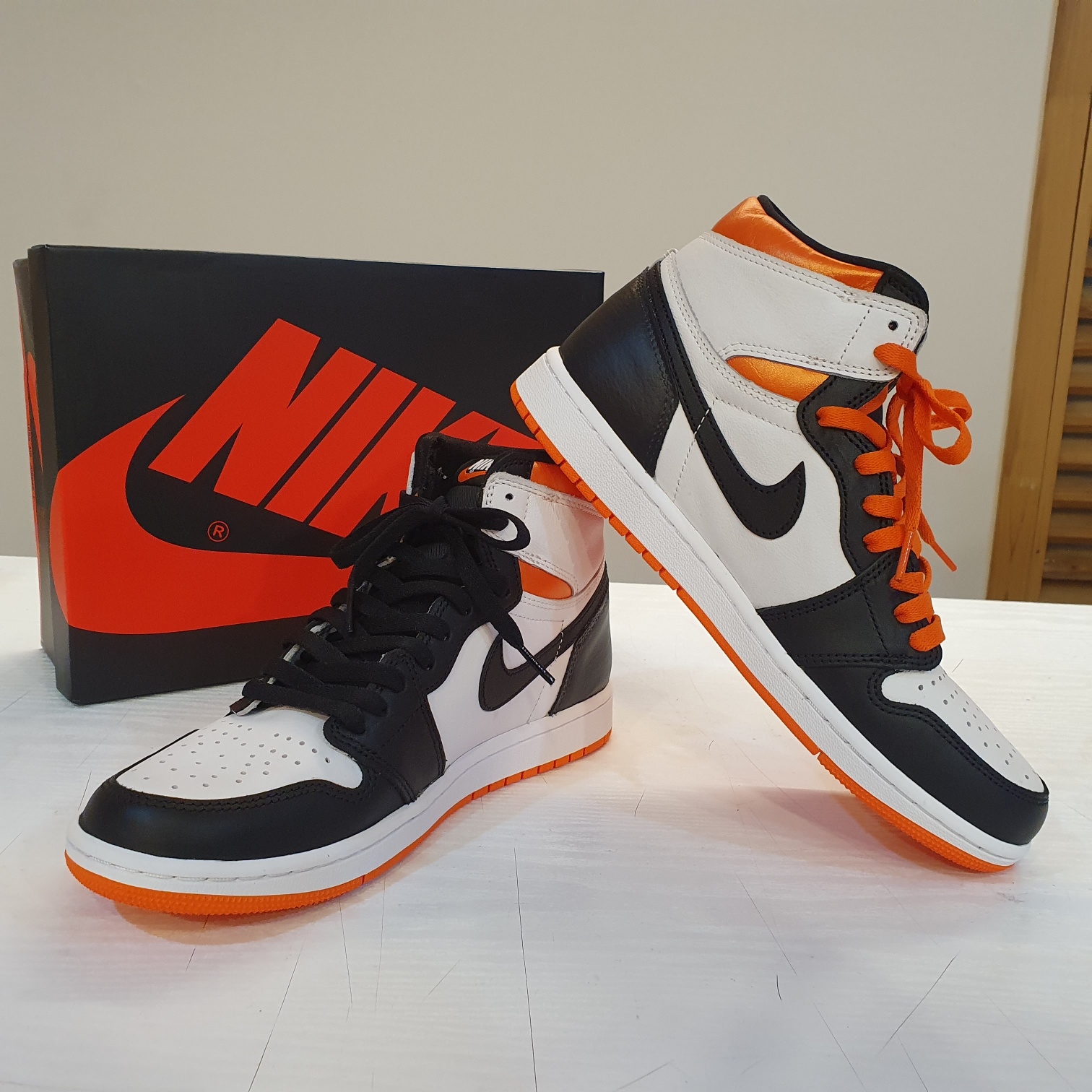 Jordan 1 Retro High OG Electro Orange 착용 스타일