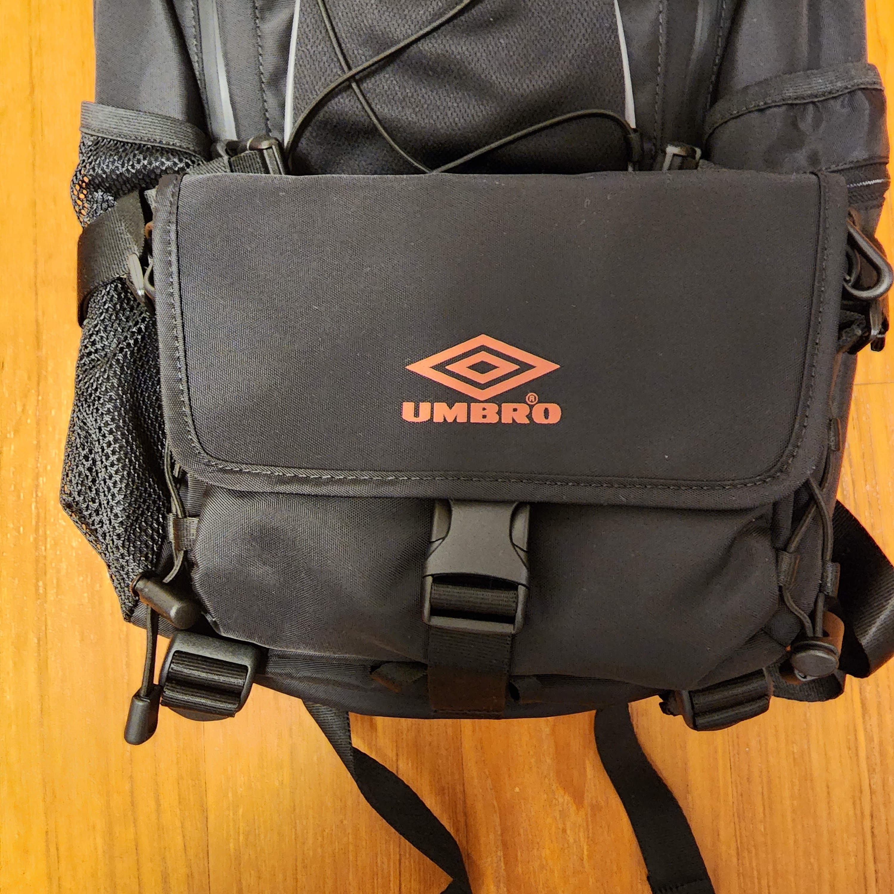 Undermycar x Umbro 2Way Backpack Black 착용 스타일 - 3
