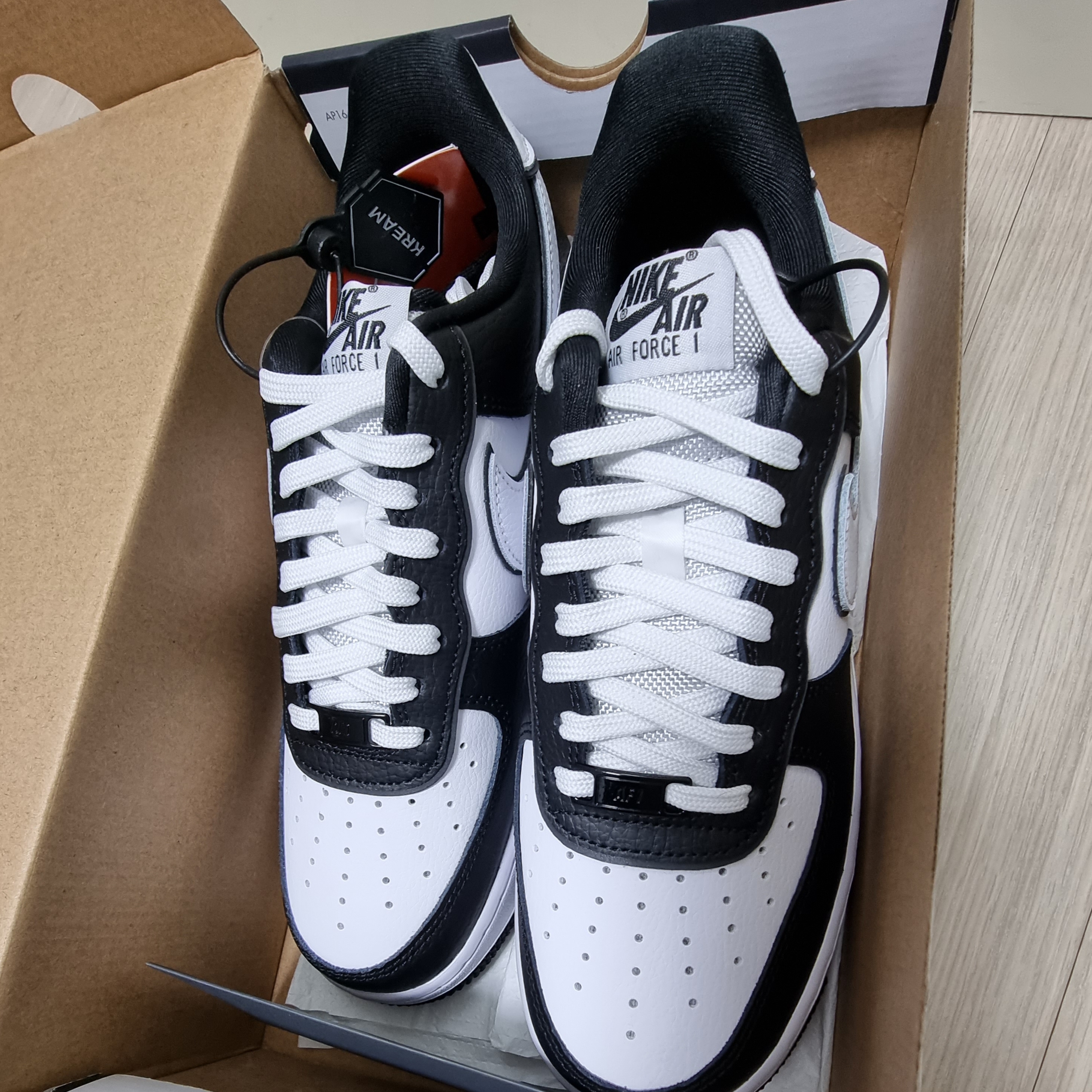 Nike Air Force 1 '07 LV8 White Black 착용 스타일