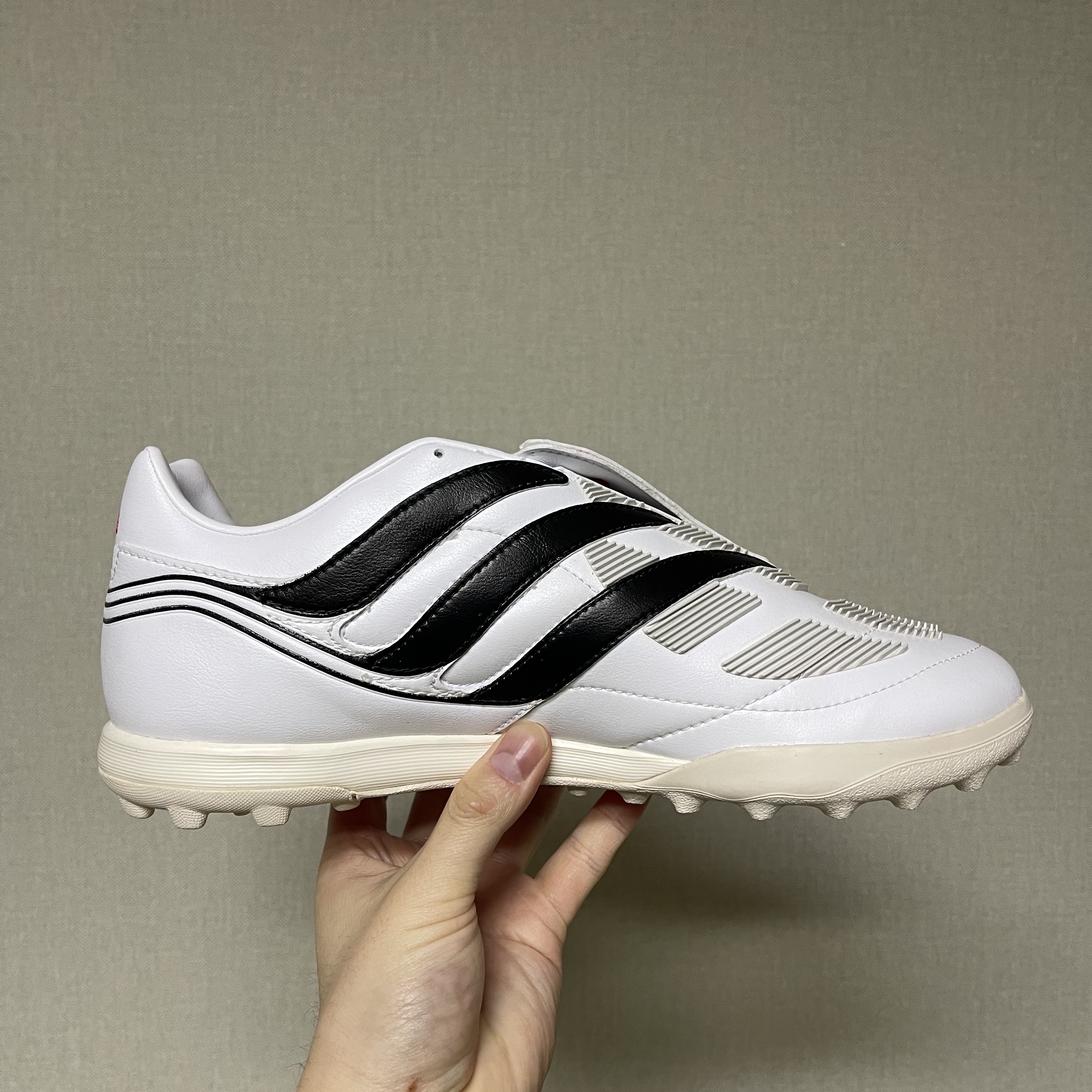 Adidas Predator Precision.1 TF Cloud White Team Shock Pink 착용 스타일 - 2
