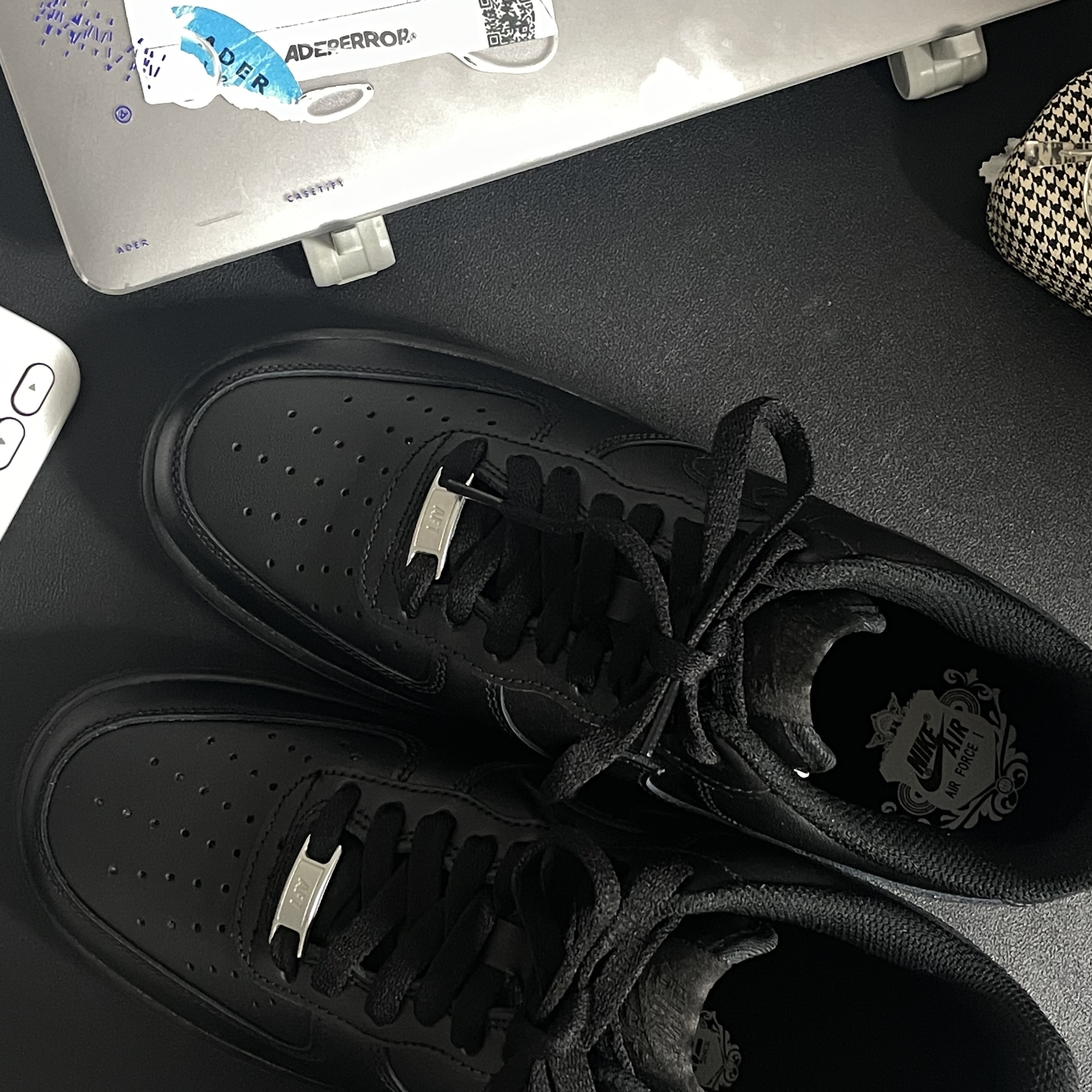 Nike Air Force 1 '07 Low Triple Black 착용 스타일