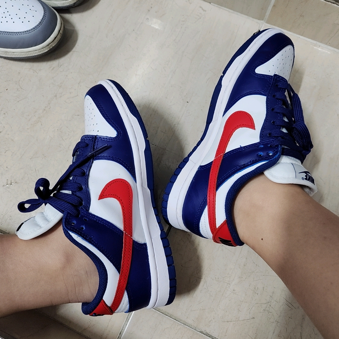 (W) Nike Dunk Low White and University Red, (GS) Jordan 1 Low Stealth and White 착용 스타일 - 2
