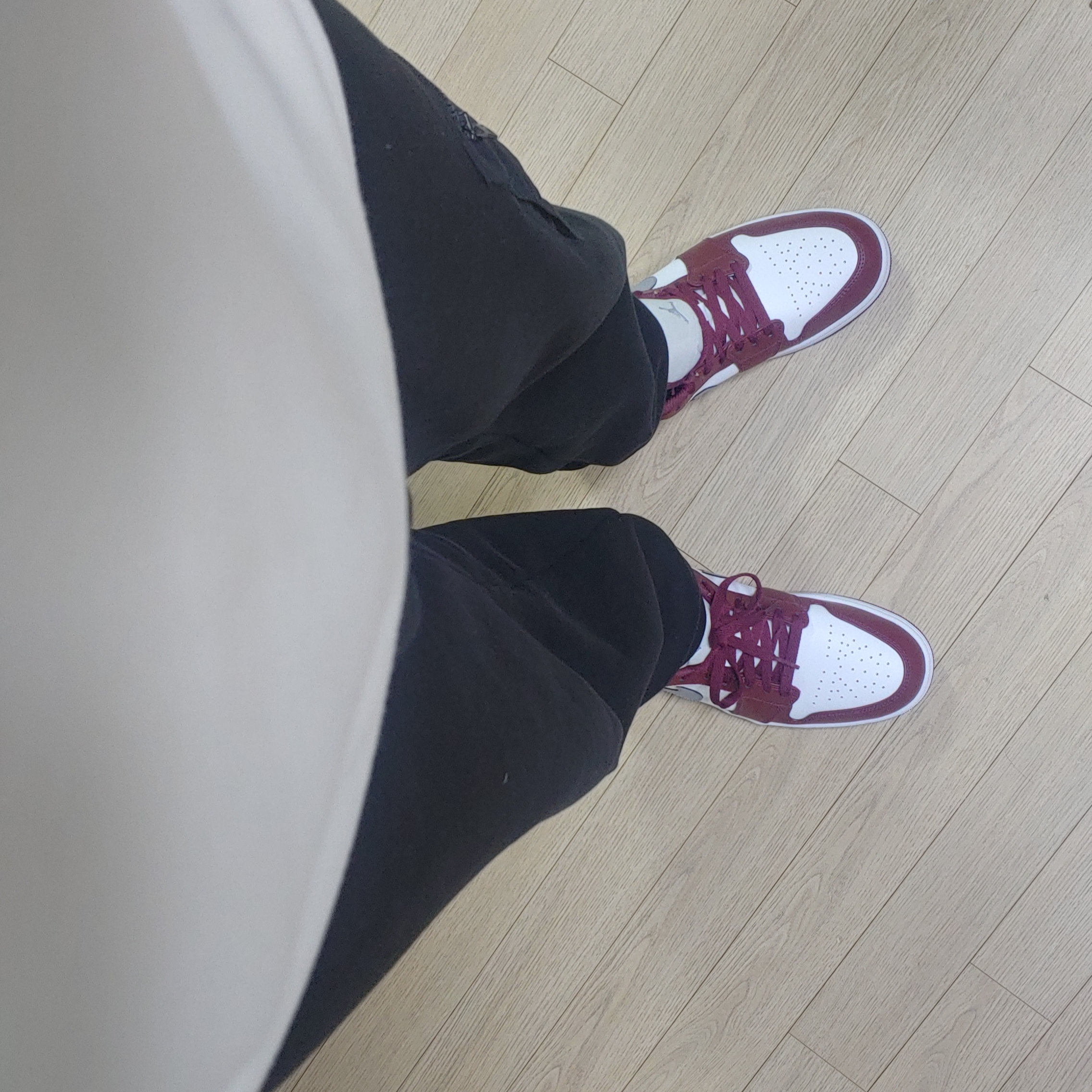 Jordan 1 Low Cherrywood Red 착용 스타일 - 1