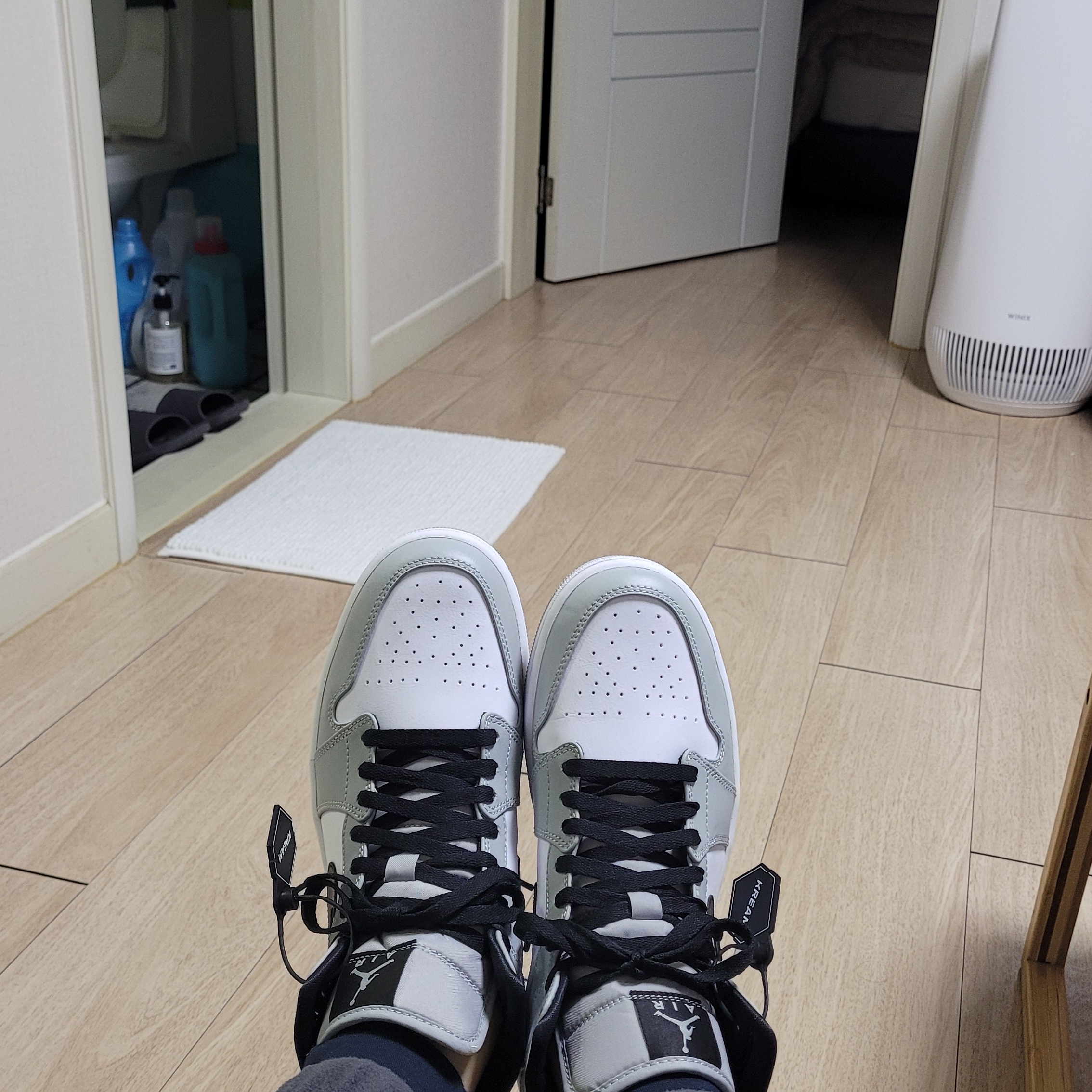 Jordan 1 Mid Light Smoke Grey 착용 스타일 - 3