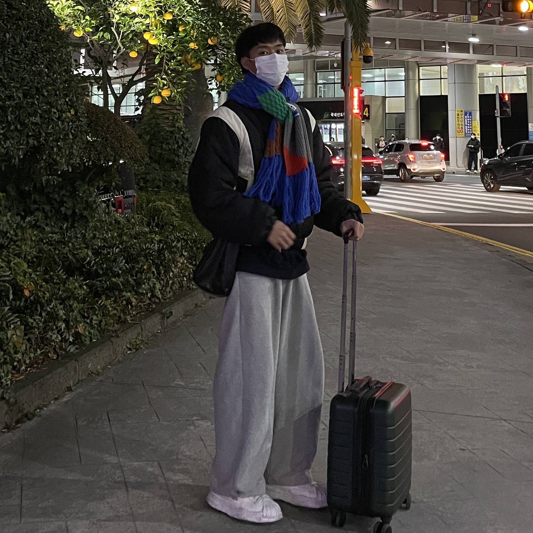 Ader Error x Zara Scarf Blue, Maison Mihara Yasuhiro Blakey OG Sole Leather Low-top Sneakers White 착용 스타일 - 1