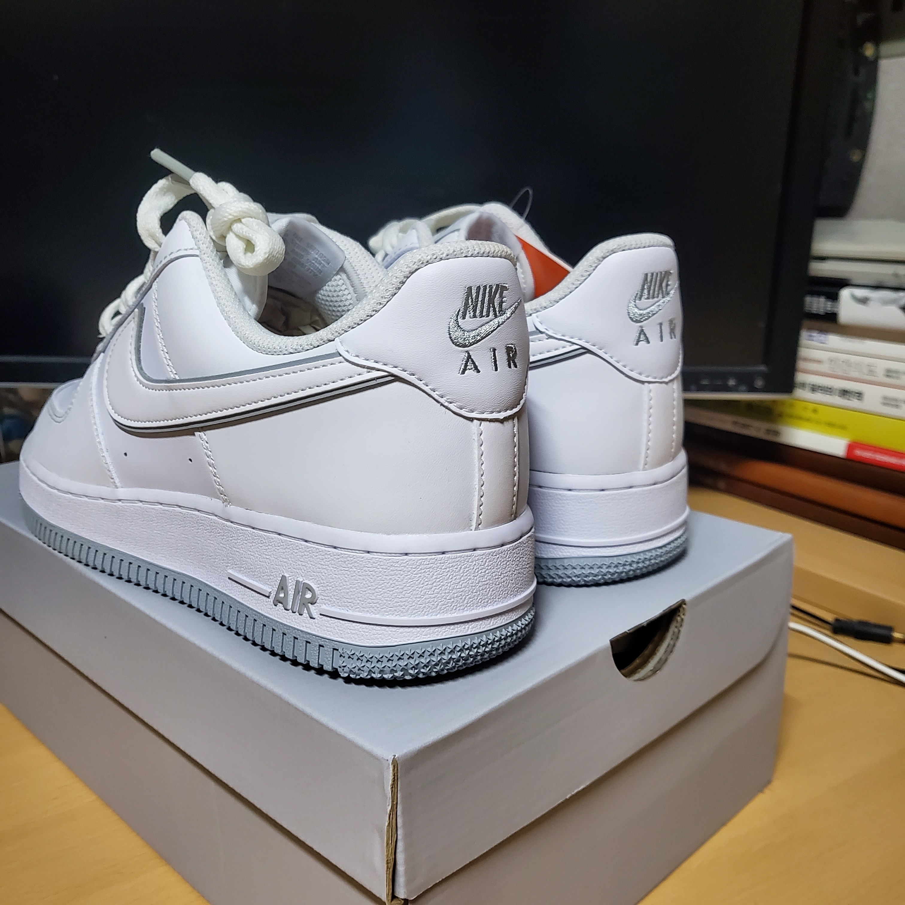 Nike Air Force 1 '07 White Wolf Grey 착용 스타일 - 4