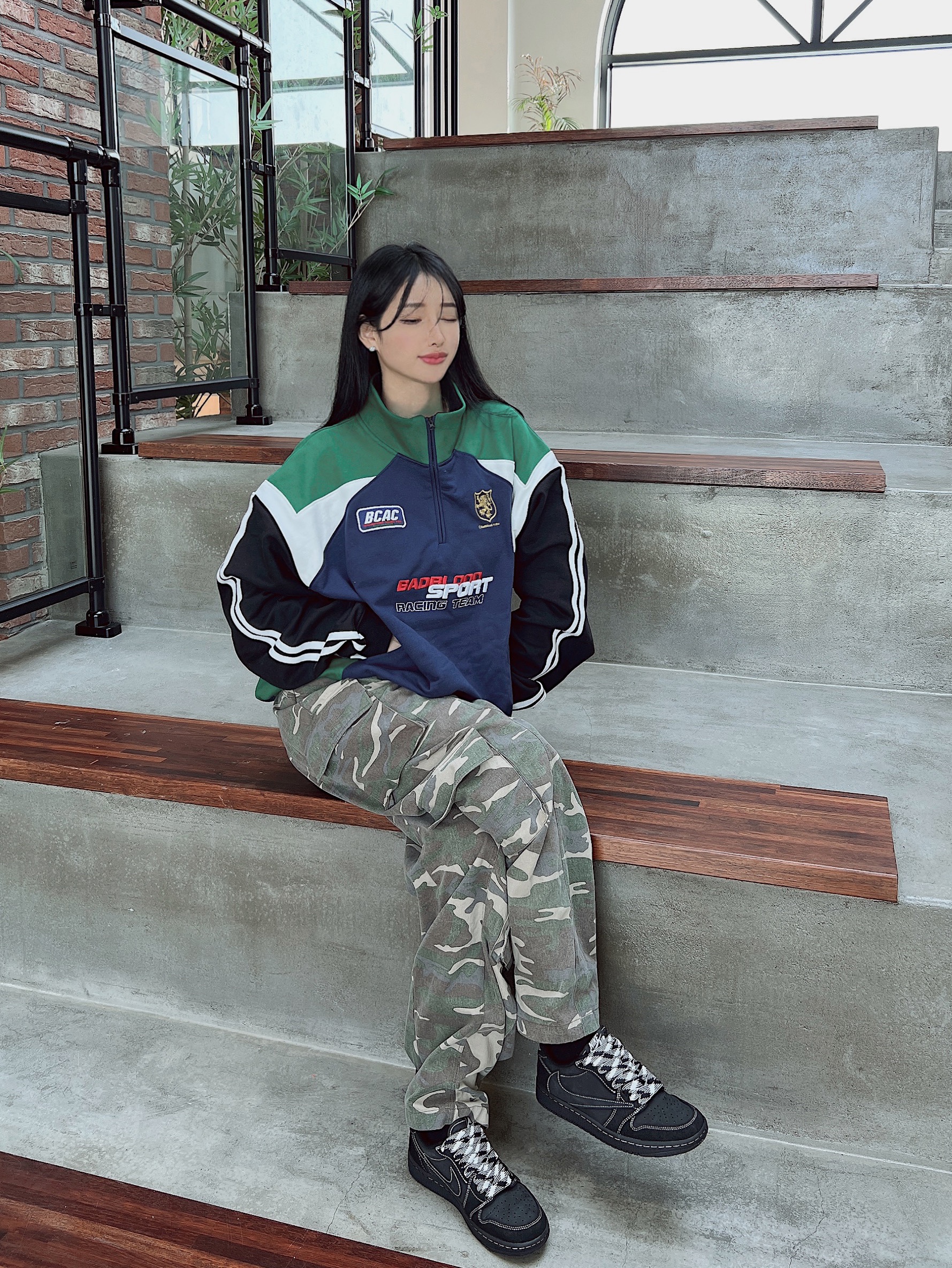 Jordan 1 x Travis Scott Retro Low OG SP Black Phantom, Casetify x Ader Error iPhone Sticker Magsafe Case Clear 착용 스타일 - 2