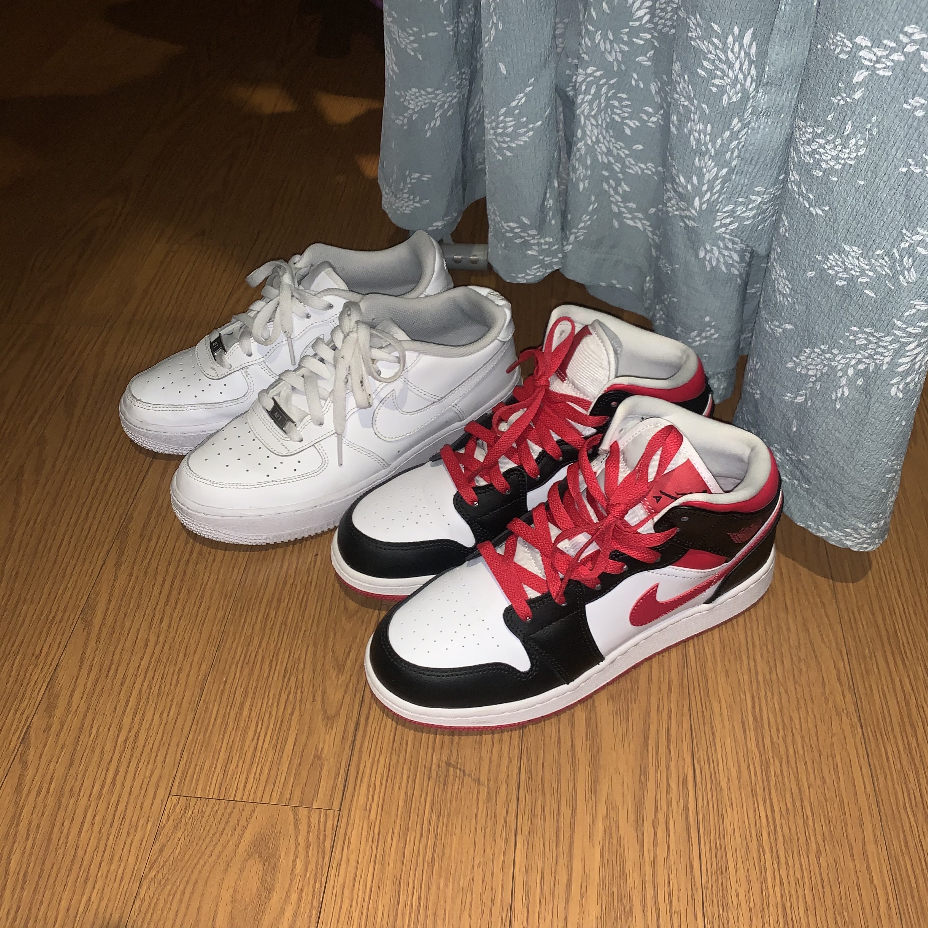 (GS) Jordan 1 Mid Very Berry , Nike Air Force 1 '07 Low White 착용 스타일 - 1