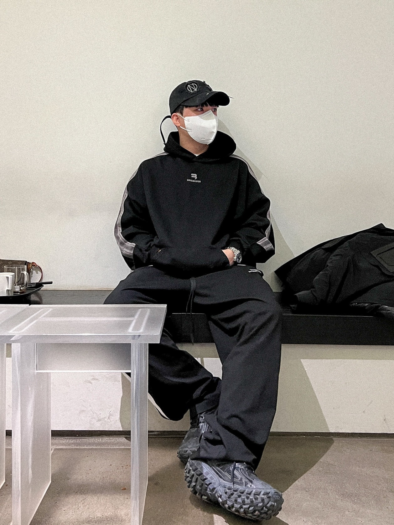 Balenciaga Sporty B Hoodie Black, Balenciaga Sporty B Track Pants Black 착용 스타일 - 1