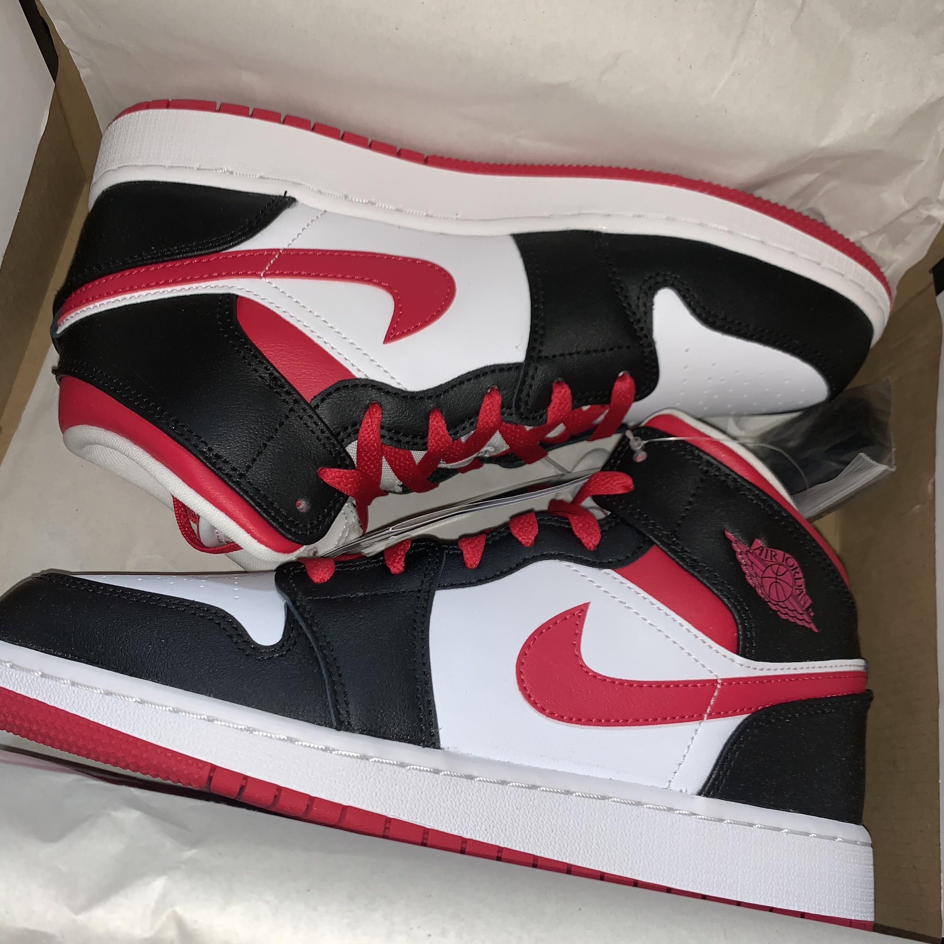 (GS) Jordan 1 Mid Very Berry , Nike Air Force 1 '07 Low White 착용 스타일 - 2