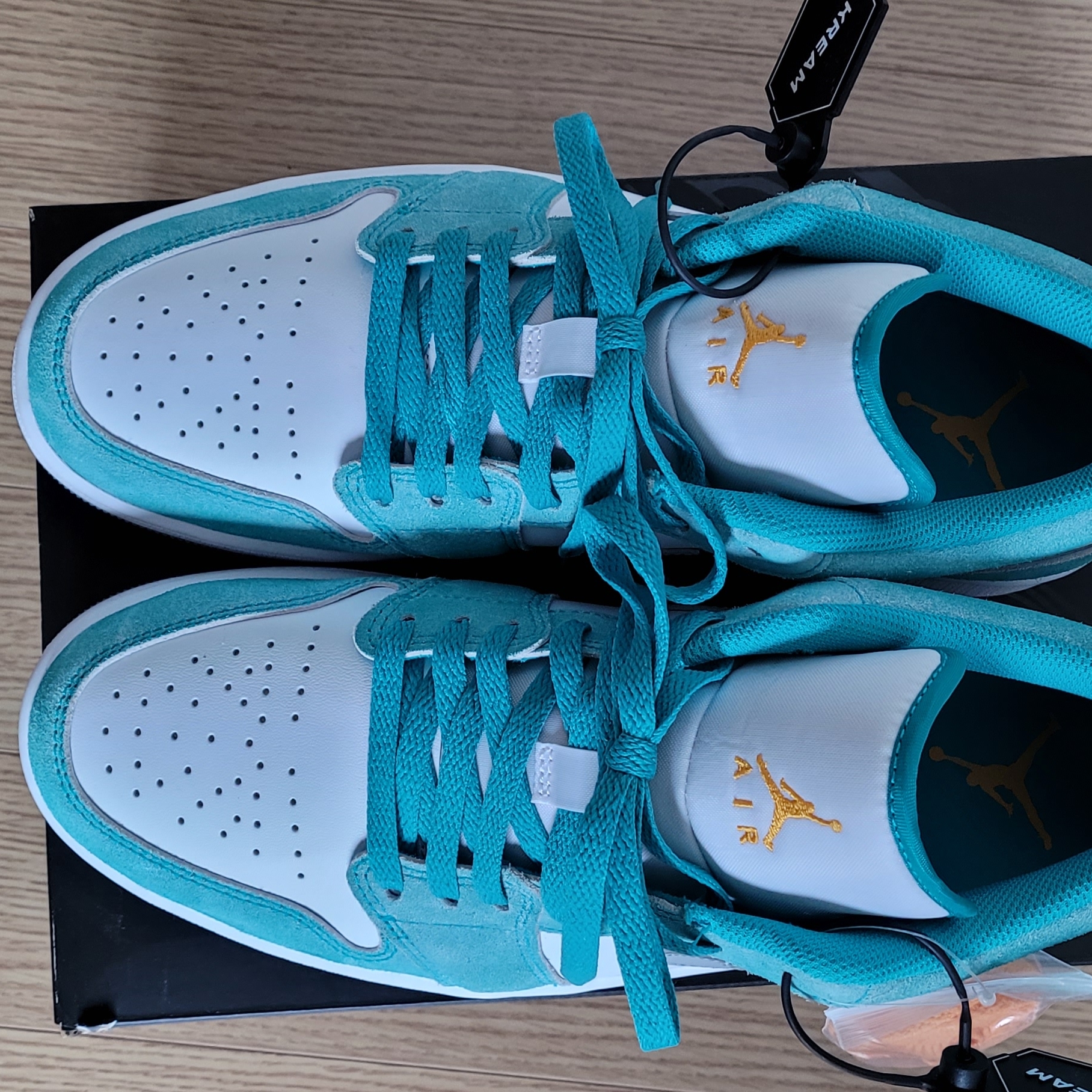 Jordan 1 Low SE New Emerald 착용 스타일 - 2