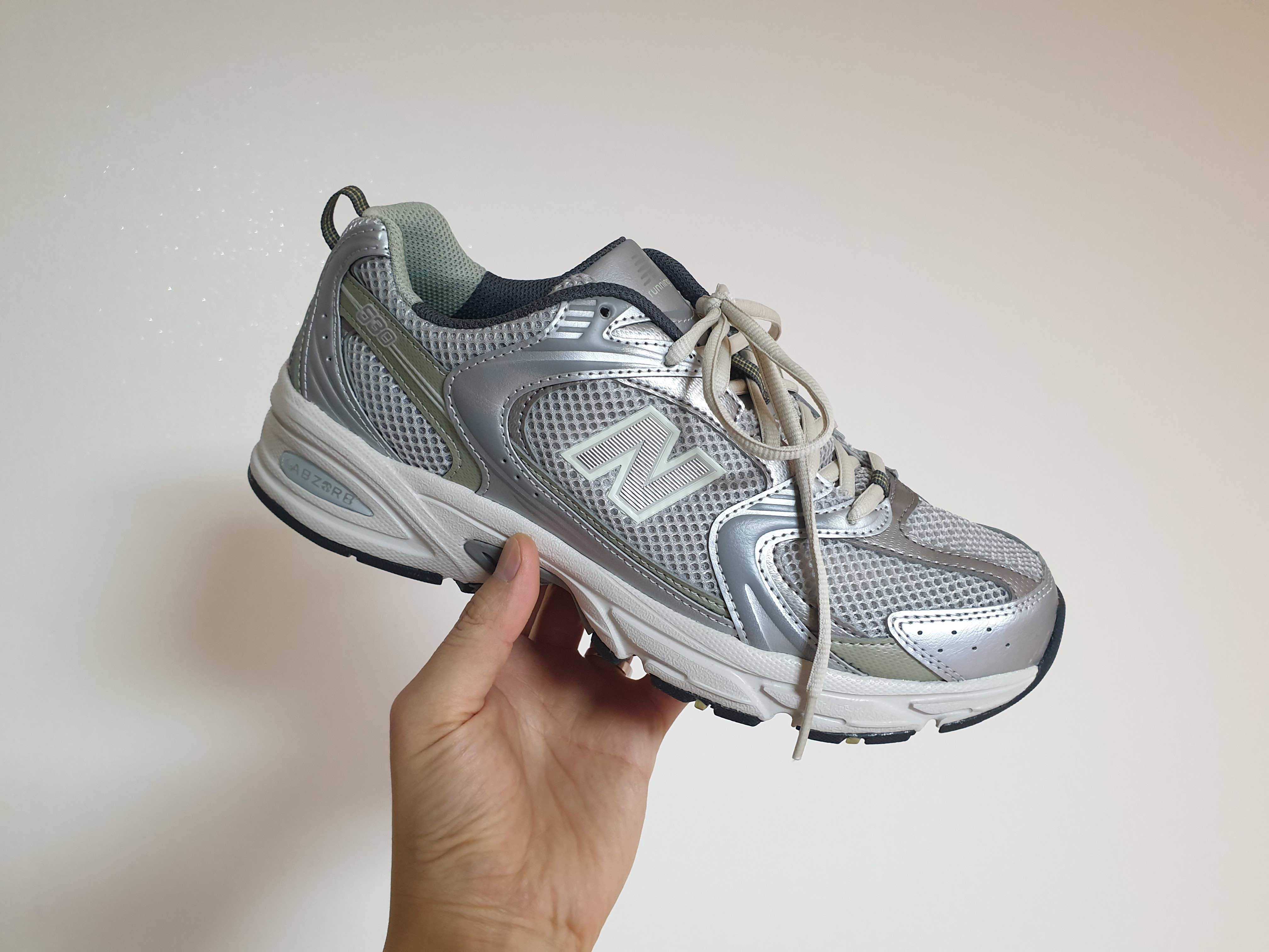 New Balance 530 Earth 착용 스타일