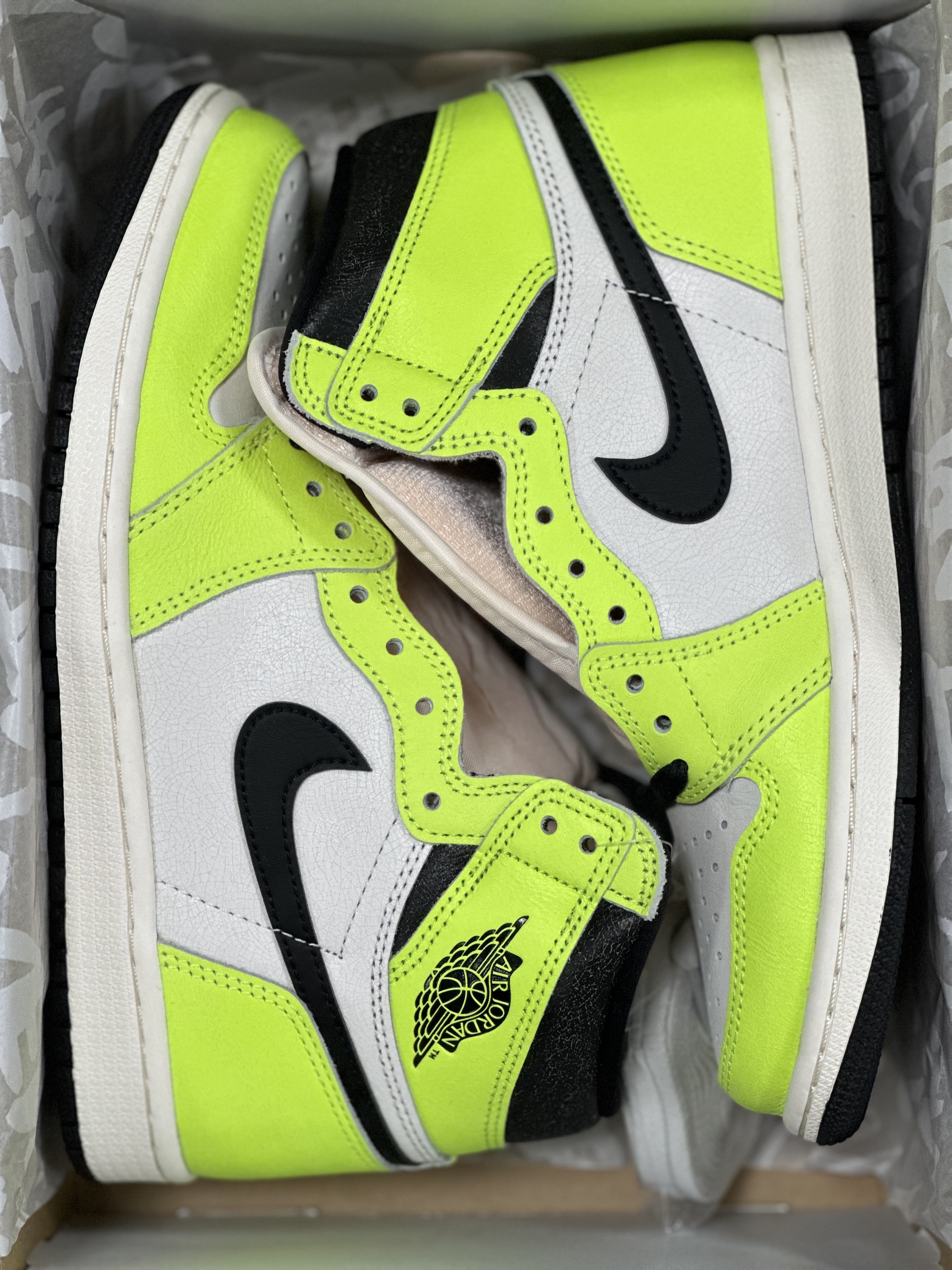Jordan 1 Retro High OG Volt 착용 스타일 - 3