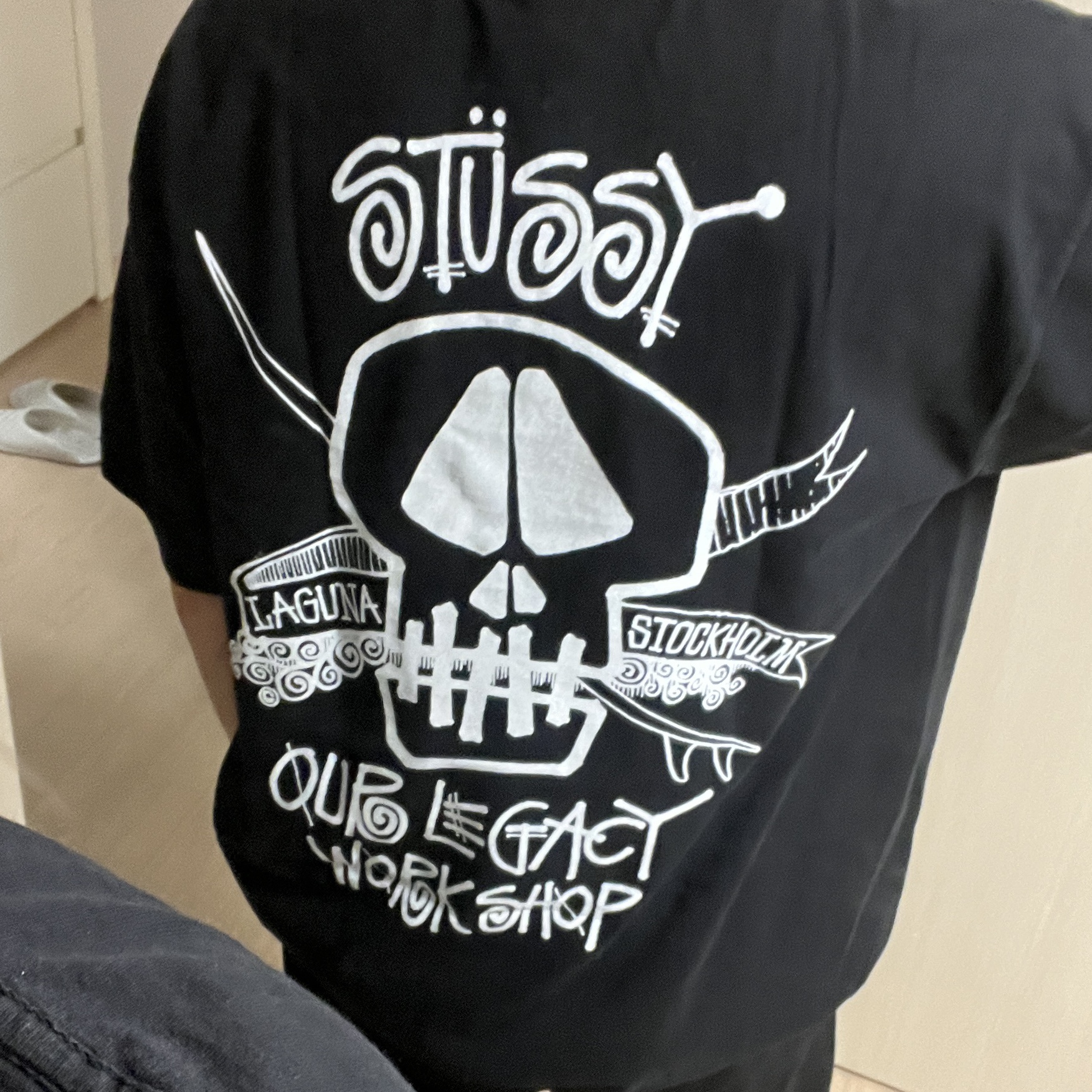 Stussy x Our Legacy Work Shop Surf Skull Pigment Dyed T-Shirt Black 착용 스타일 - 1