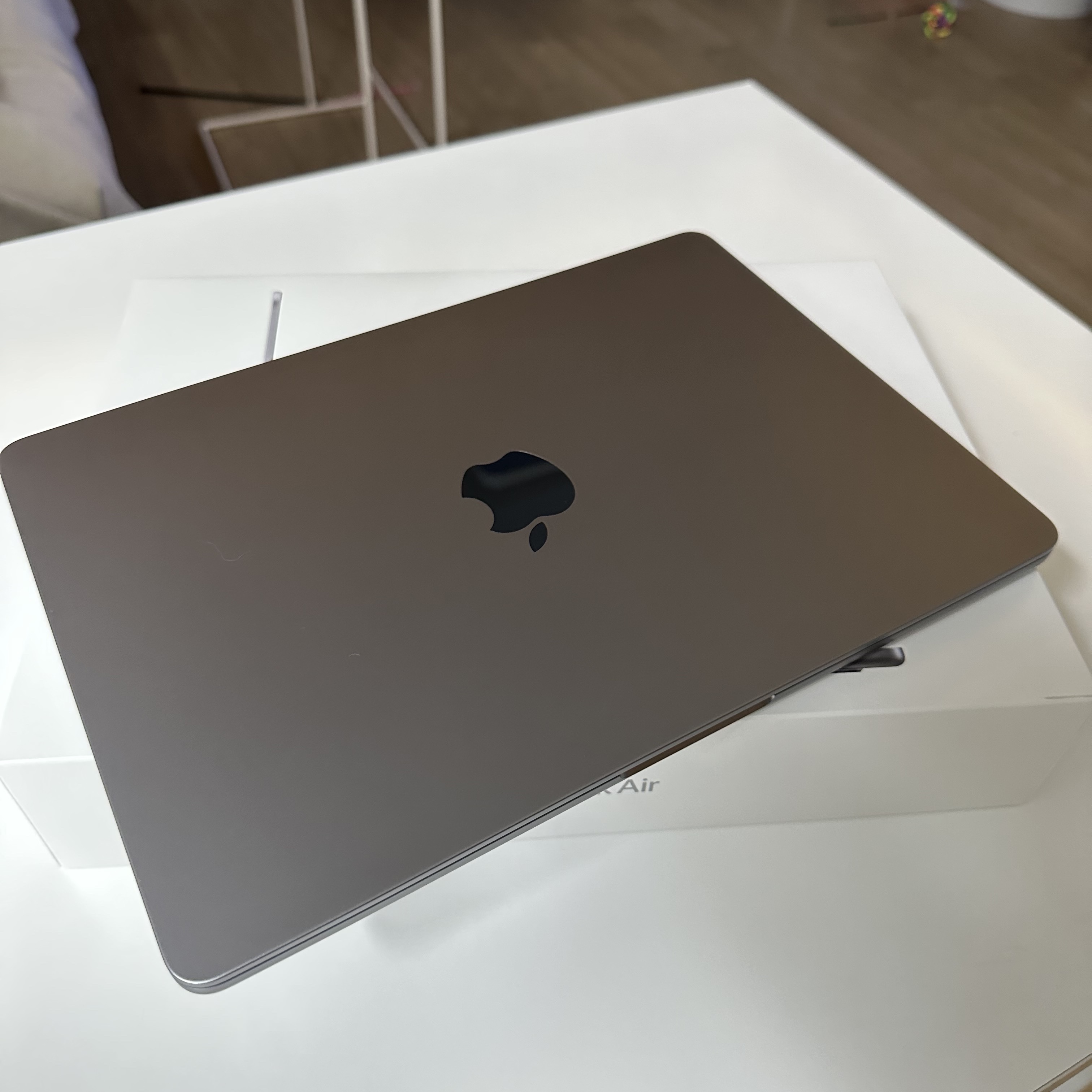 Apple 2022 MacBook Air 13 M2 256GB SSD / 8GB RAM Space Gray (Korean Ver.) 착용 스타일