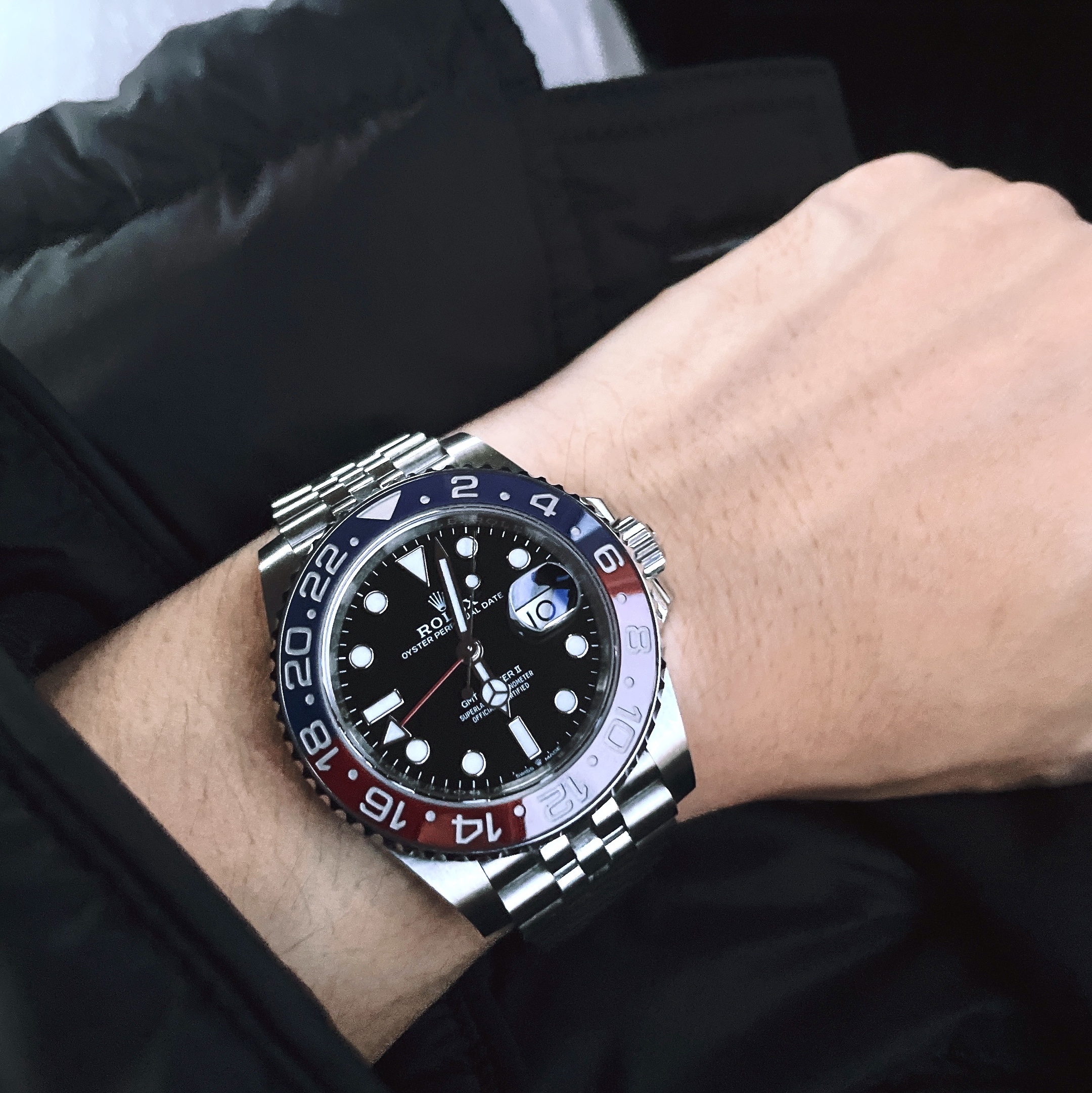 Rolex GMT-Master II 40mm 126710BLRO Black Jubilee 착용 스타일