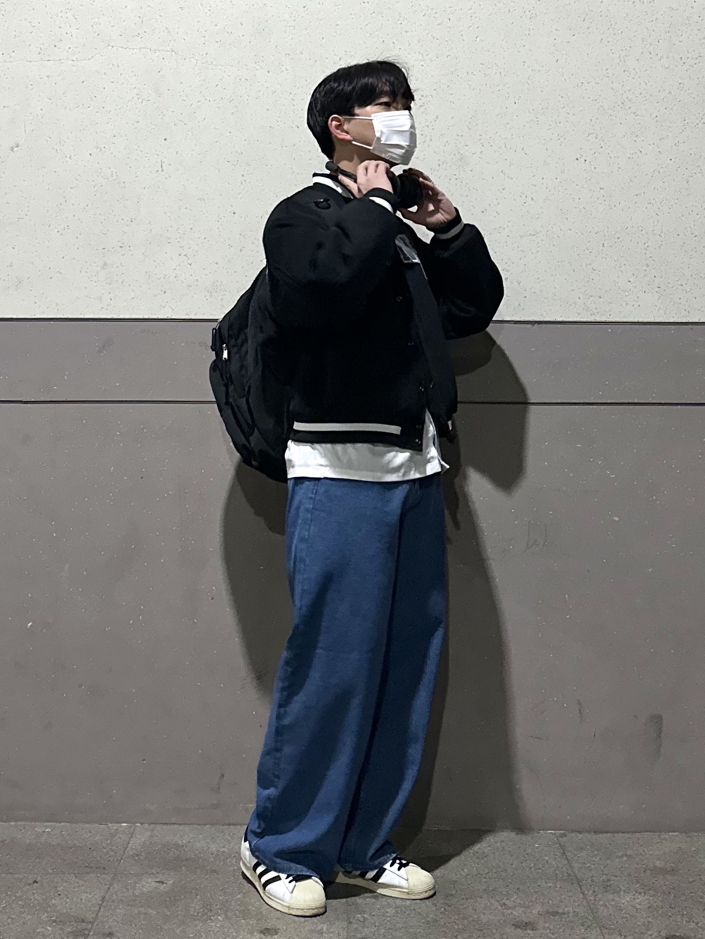 Adidas Superstar Premium White Black, Sony WH-1000XM5 Black (Korean Ver.) 착용 스타일