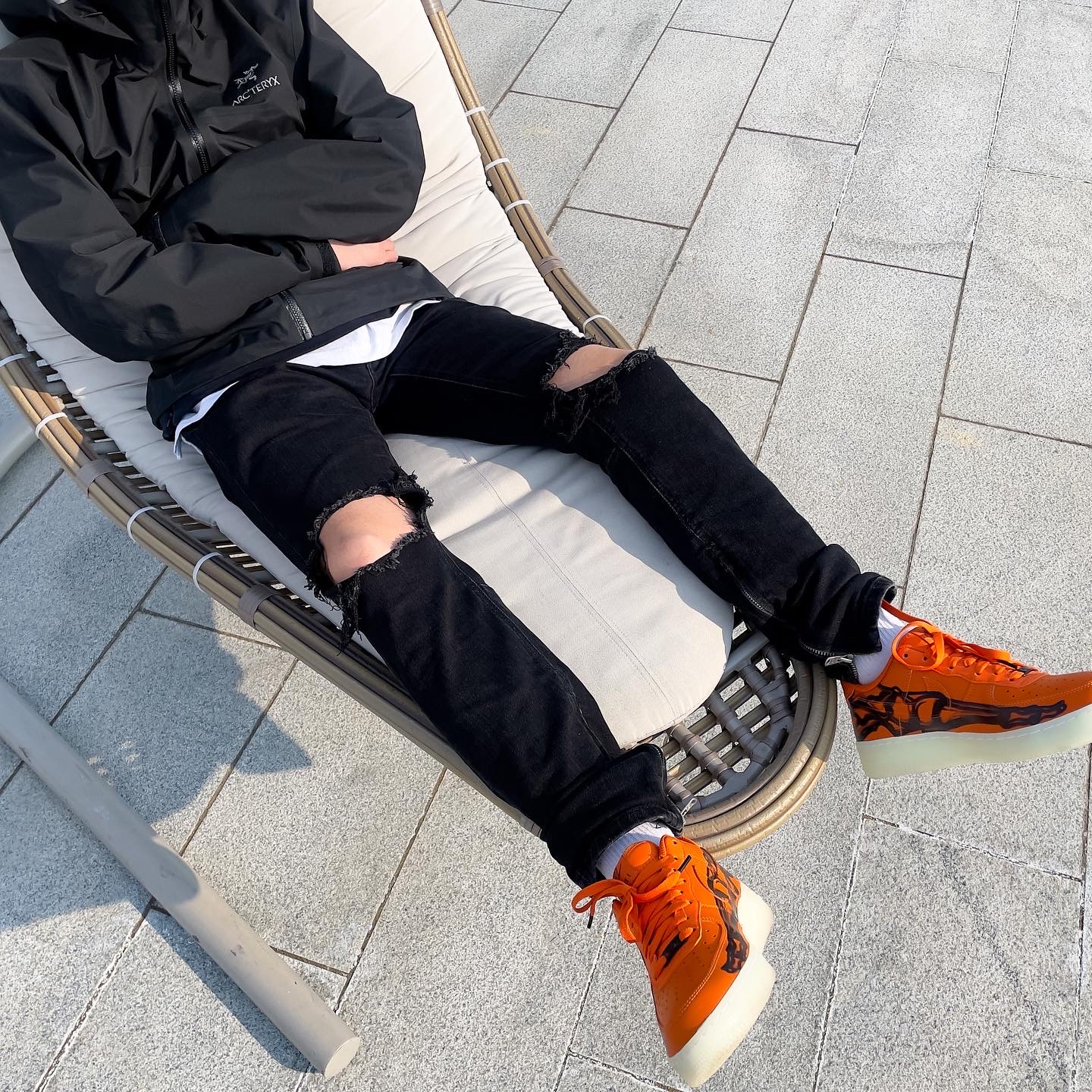 Nike Air Force 1 Low '07 Orange Skeleton, Arc'teryx Beta AR Jacket Black 착용 스타일