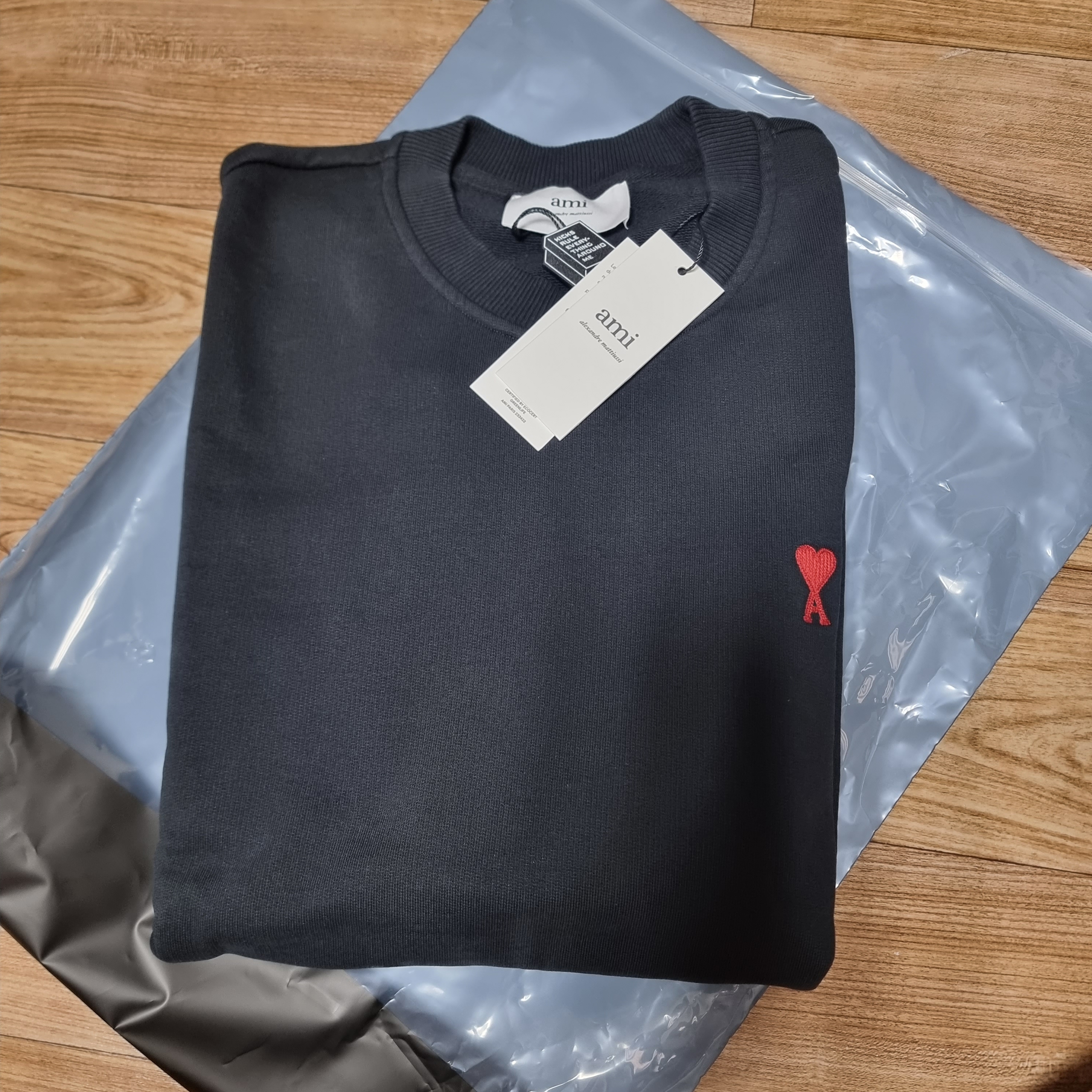 AMI de Coeur Sweatshirt Black 착용 스타일 - 3