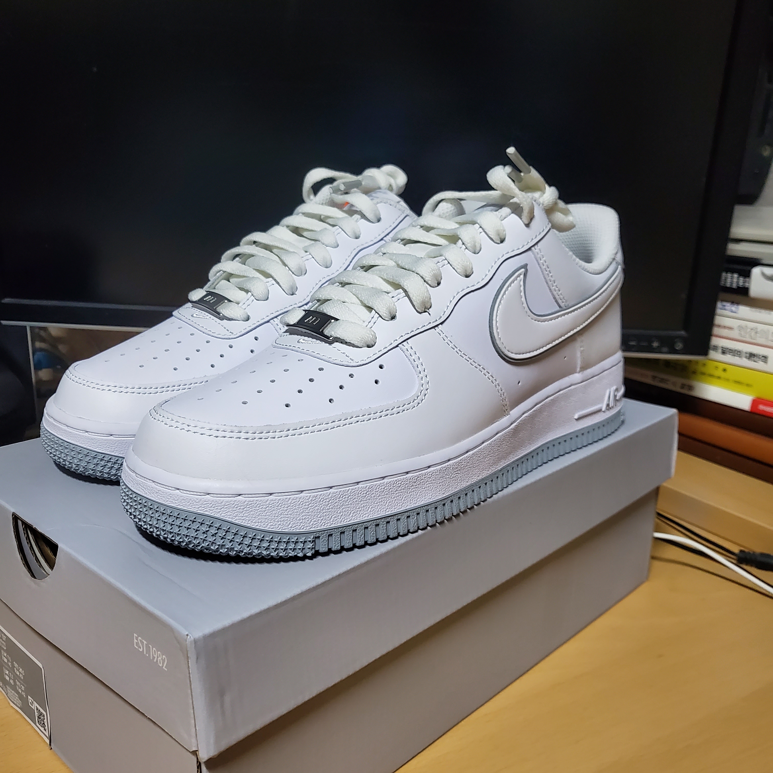 Nike Air Force 1 '07 White Wolf Grey 착용 스타일 - 2