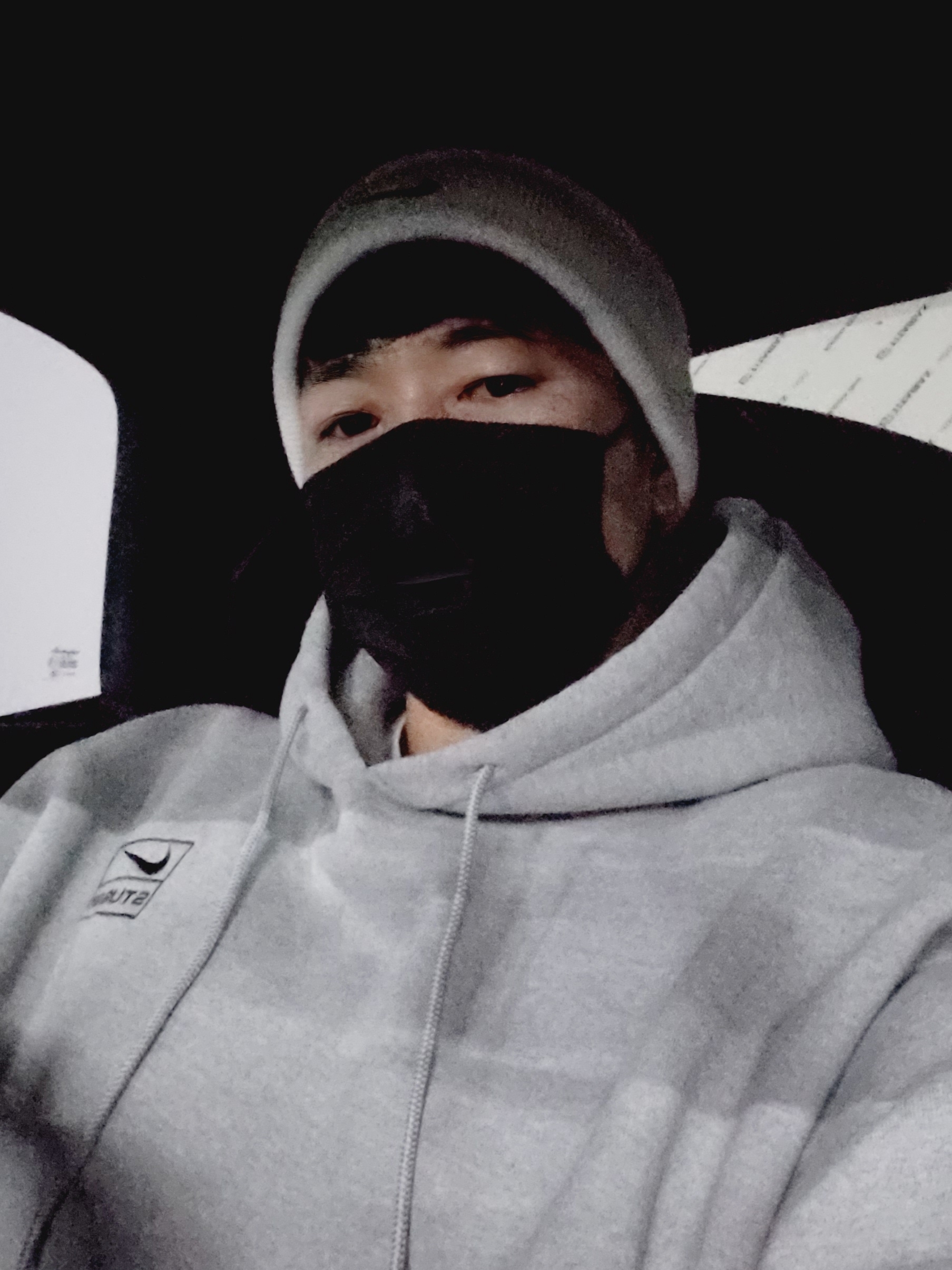Nike x Stussy NRG RA Pullover Hoodie Dark Grey Heather (DJ9488-063), Nike x Stussy NRG RA Fleece Pants Dark Grey Heather (DJ9490-063) 착용 스타일