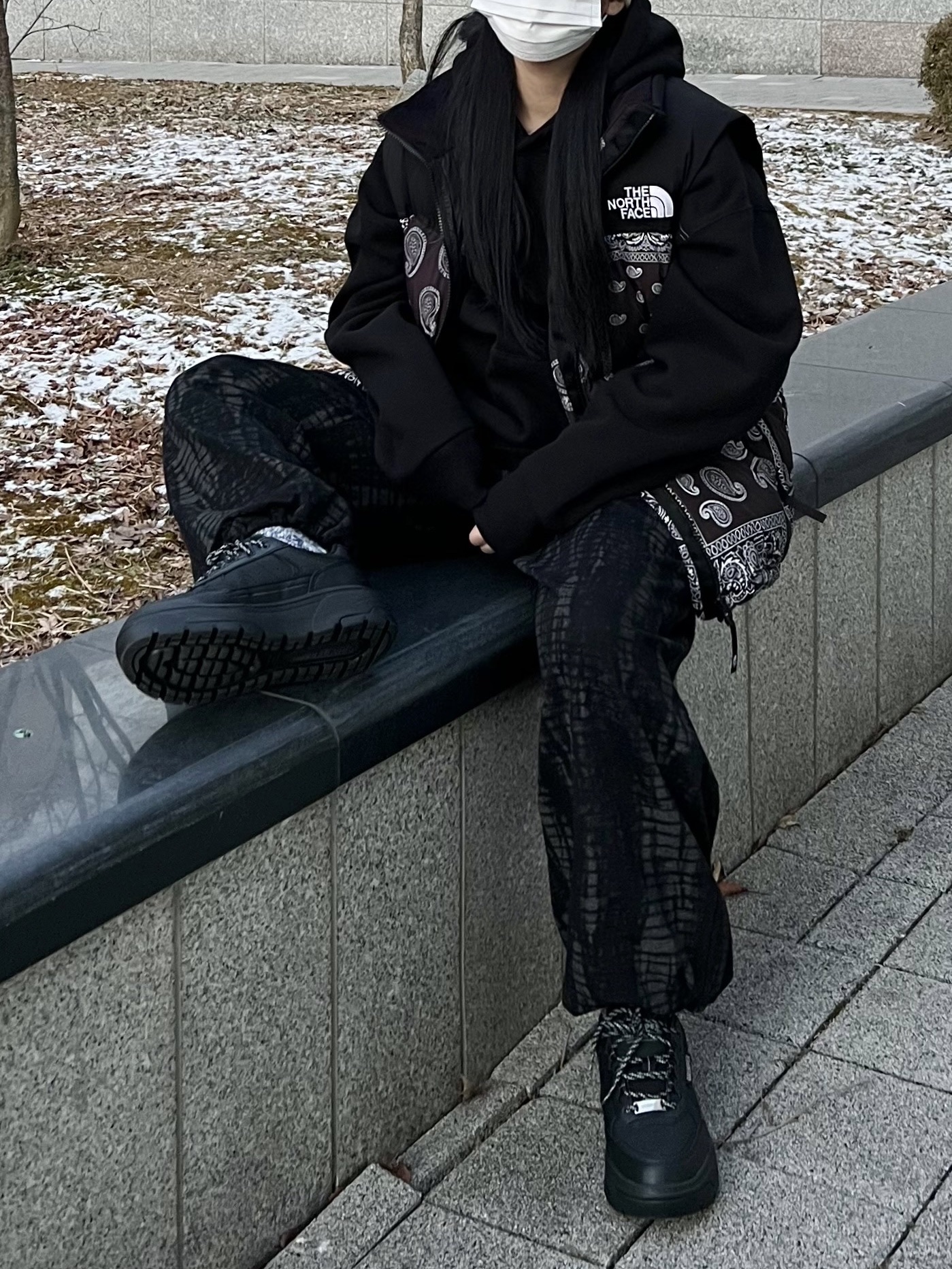 The North Face Nuptse Down Vest Black 착용 스타일 - 5