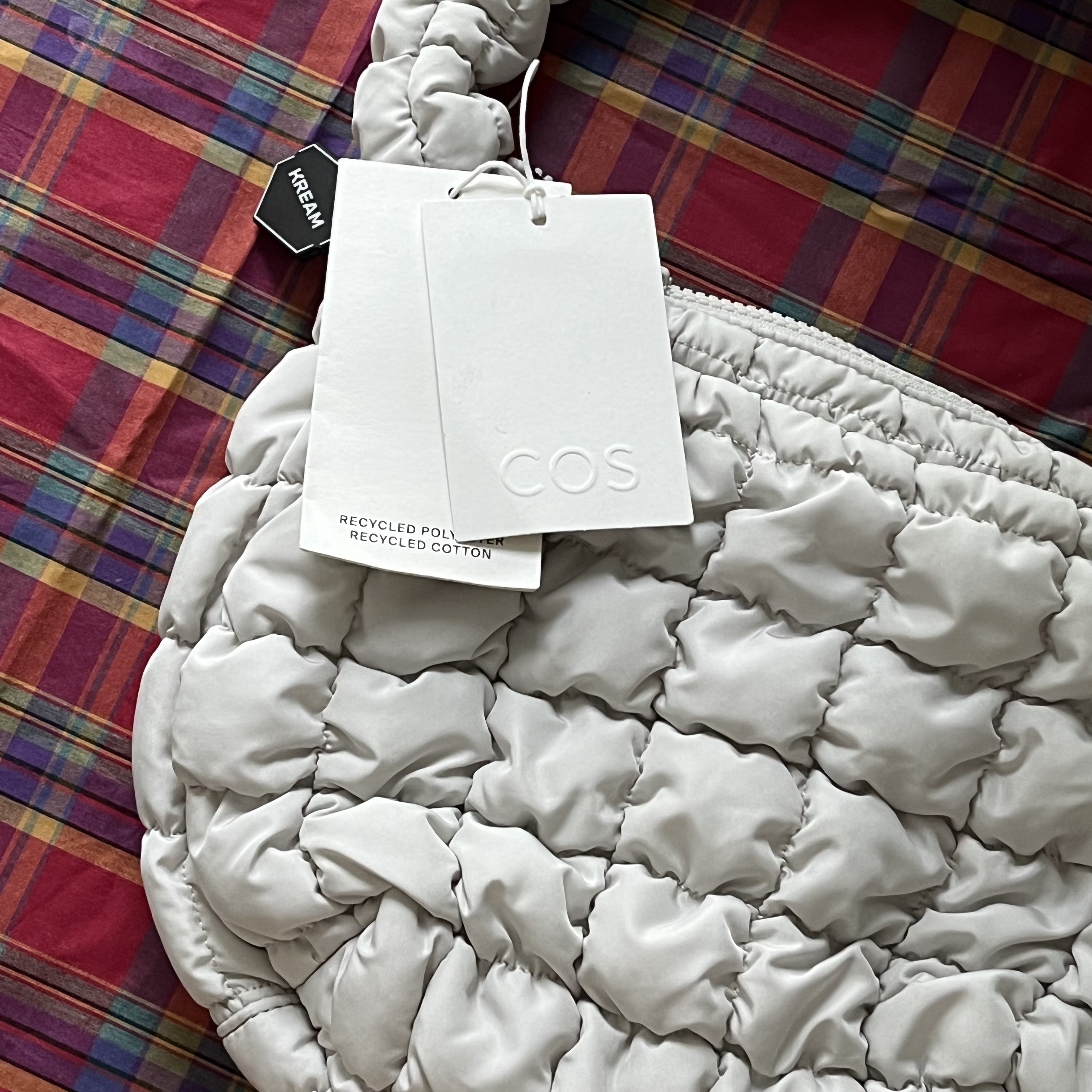 COS Quilted Mini Bag Light Grey 착용 스타일 - 1