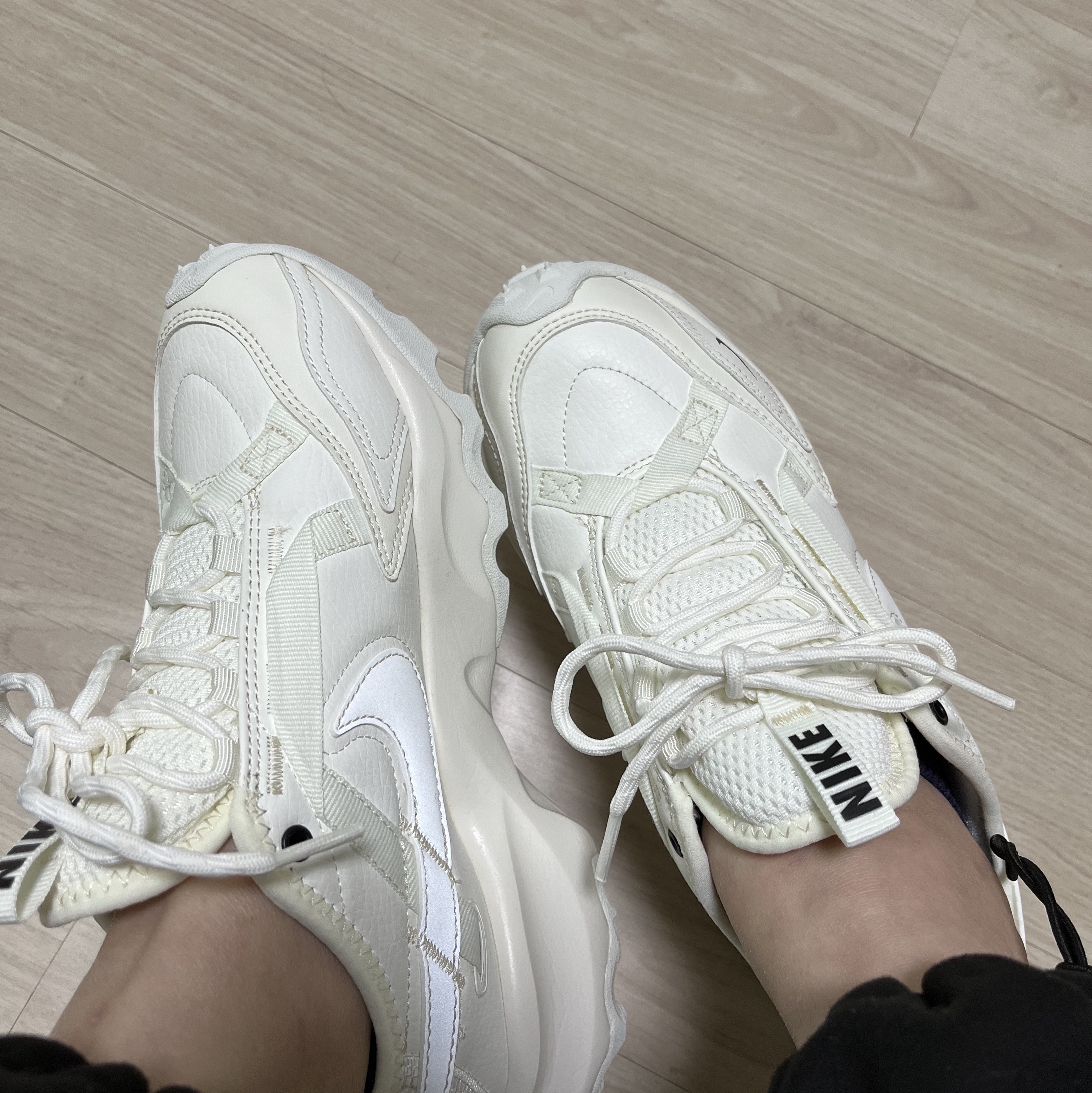 (W) Nike TC 7900 Summit White 착용 스타일 - 3