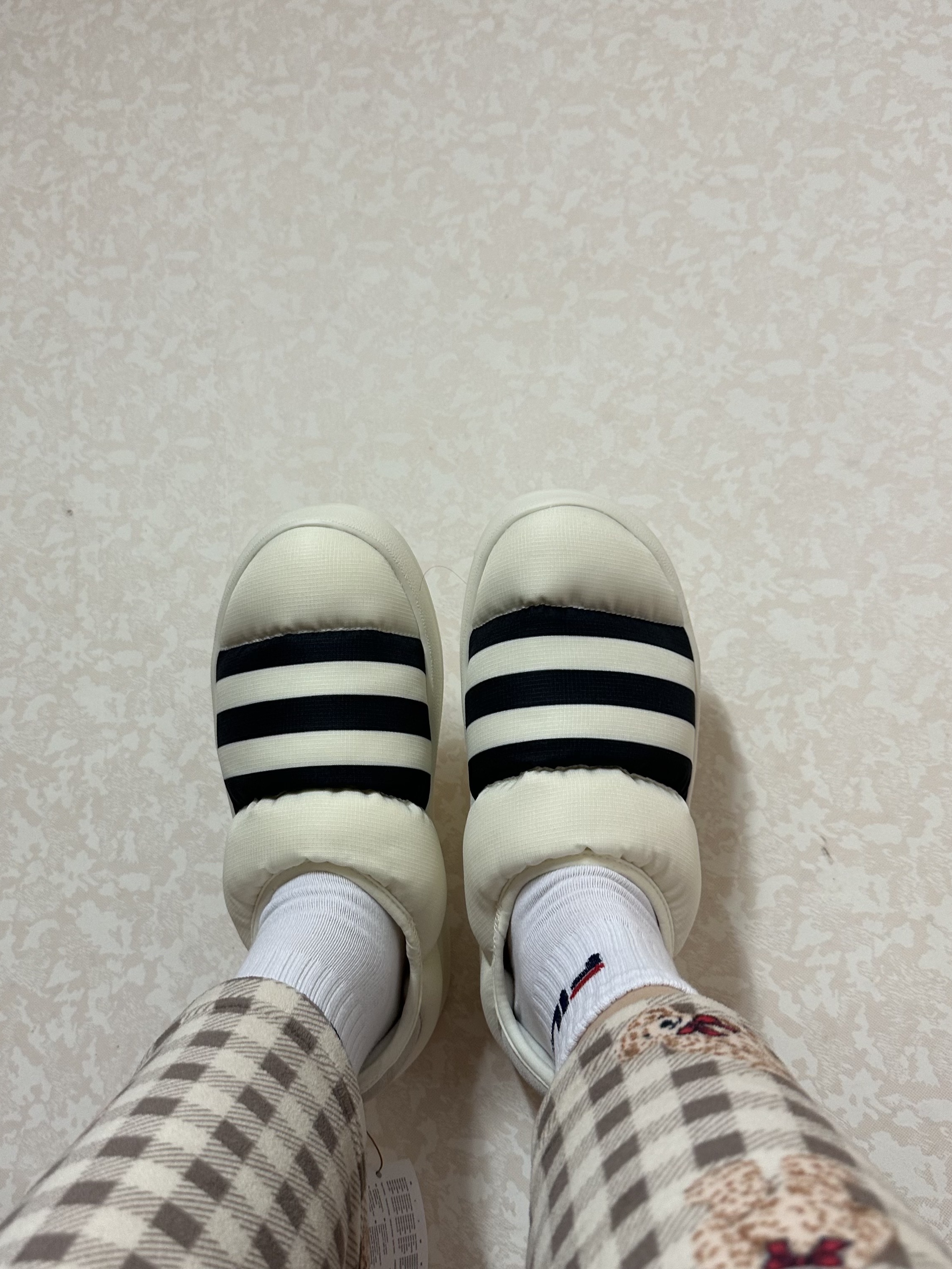 Adidas Puffylette Off White 착용 스타일