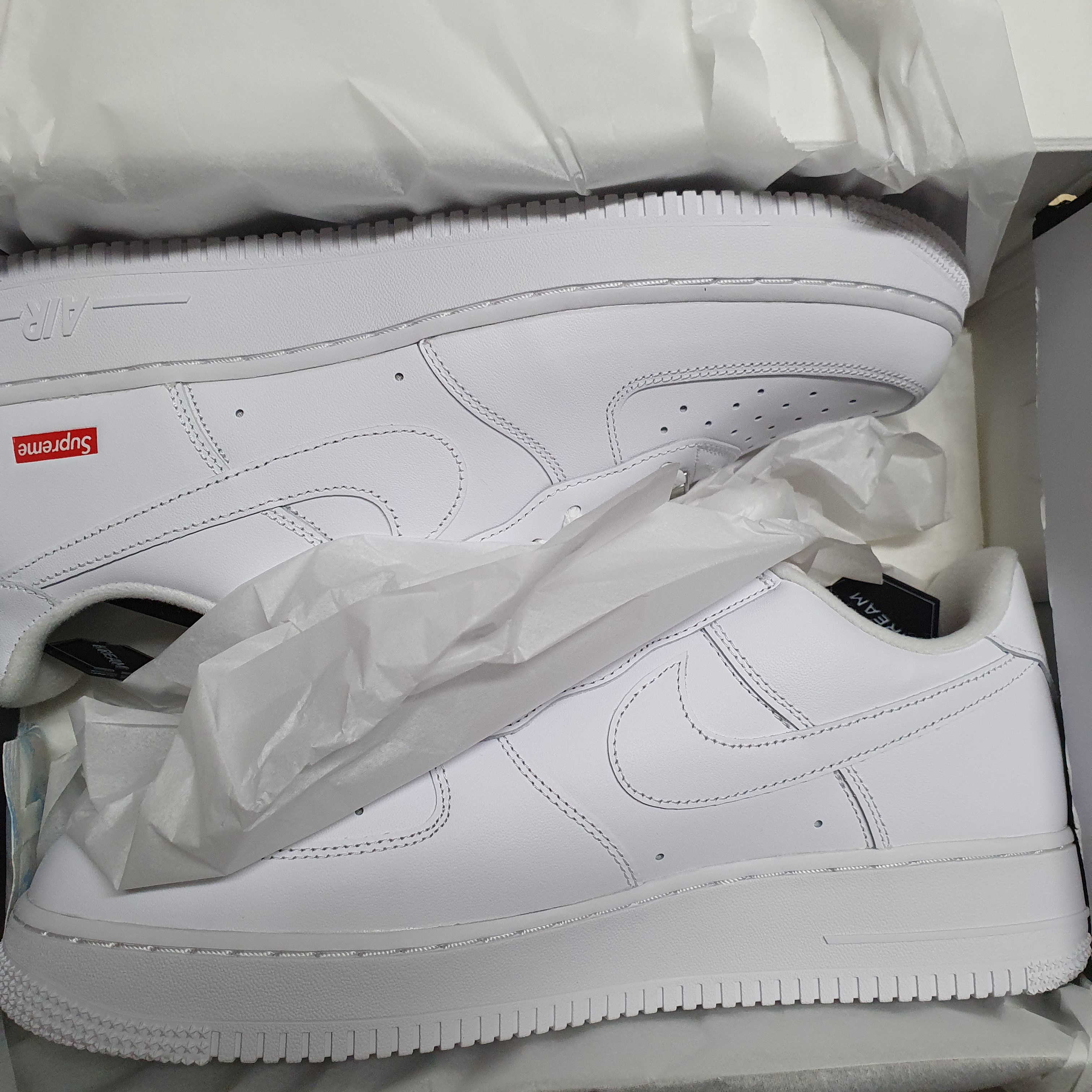 Nike x Supreme Air Force 1 Low White 착용 스타일