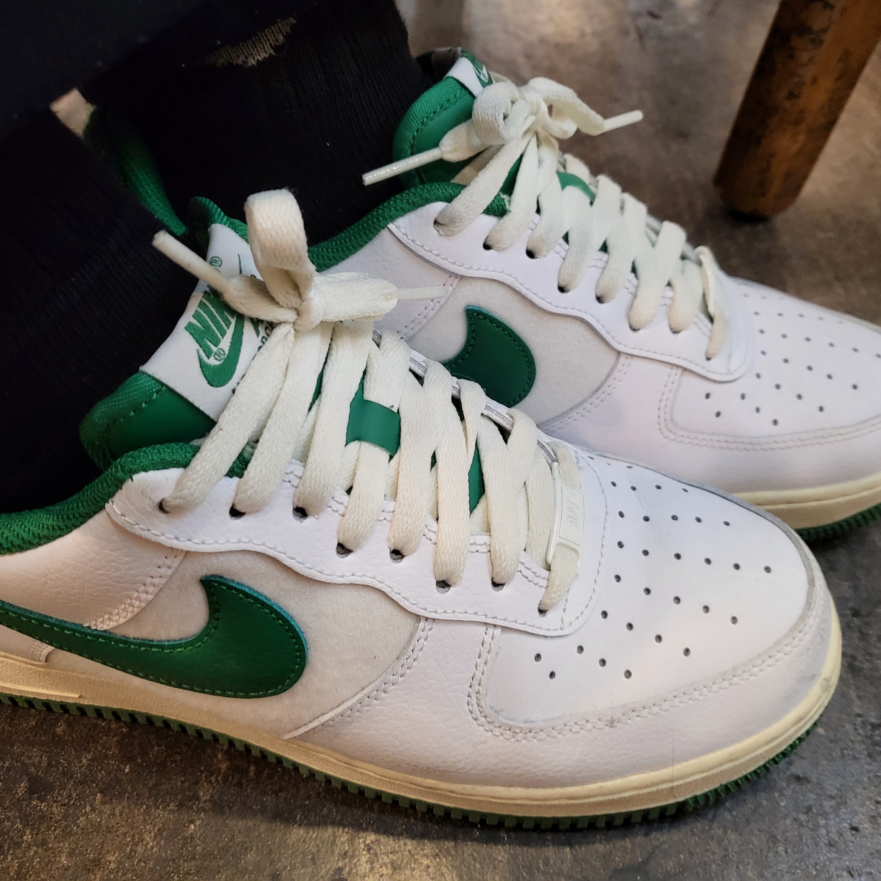Nike Air Force 1 '07 LV8 Varsity White Pine Green 착용 스타일 - 1