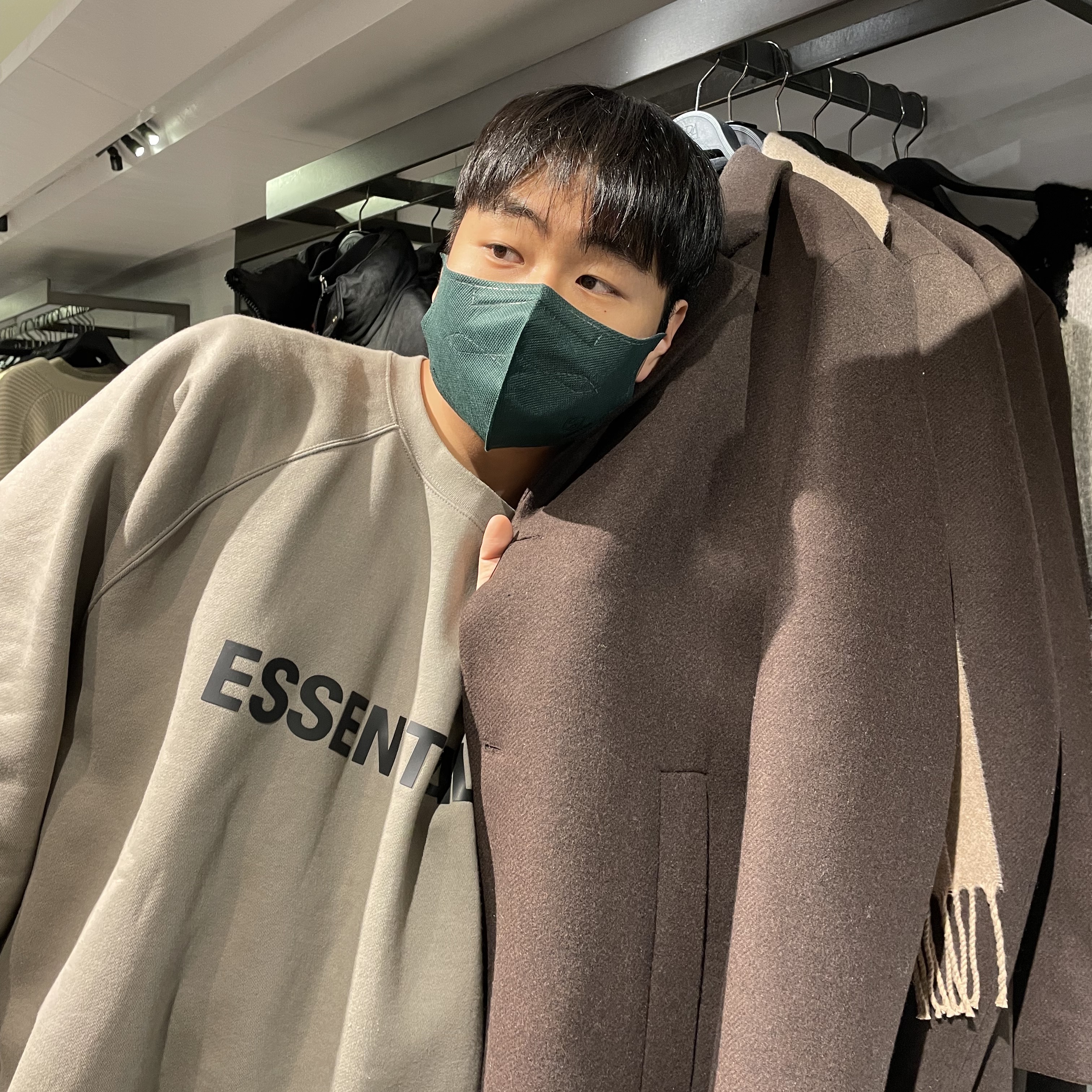Essentials 3D Silicon Applique Crewneck Cement - 20FW 착용 스타일 - 1